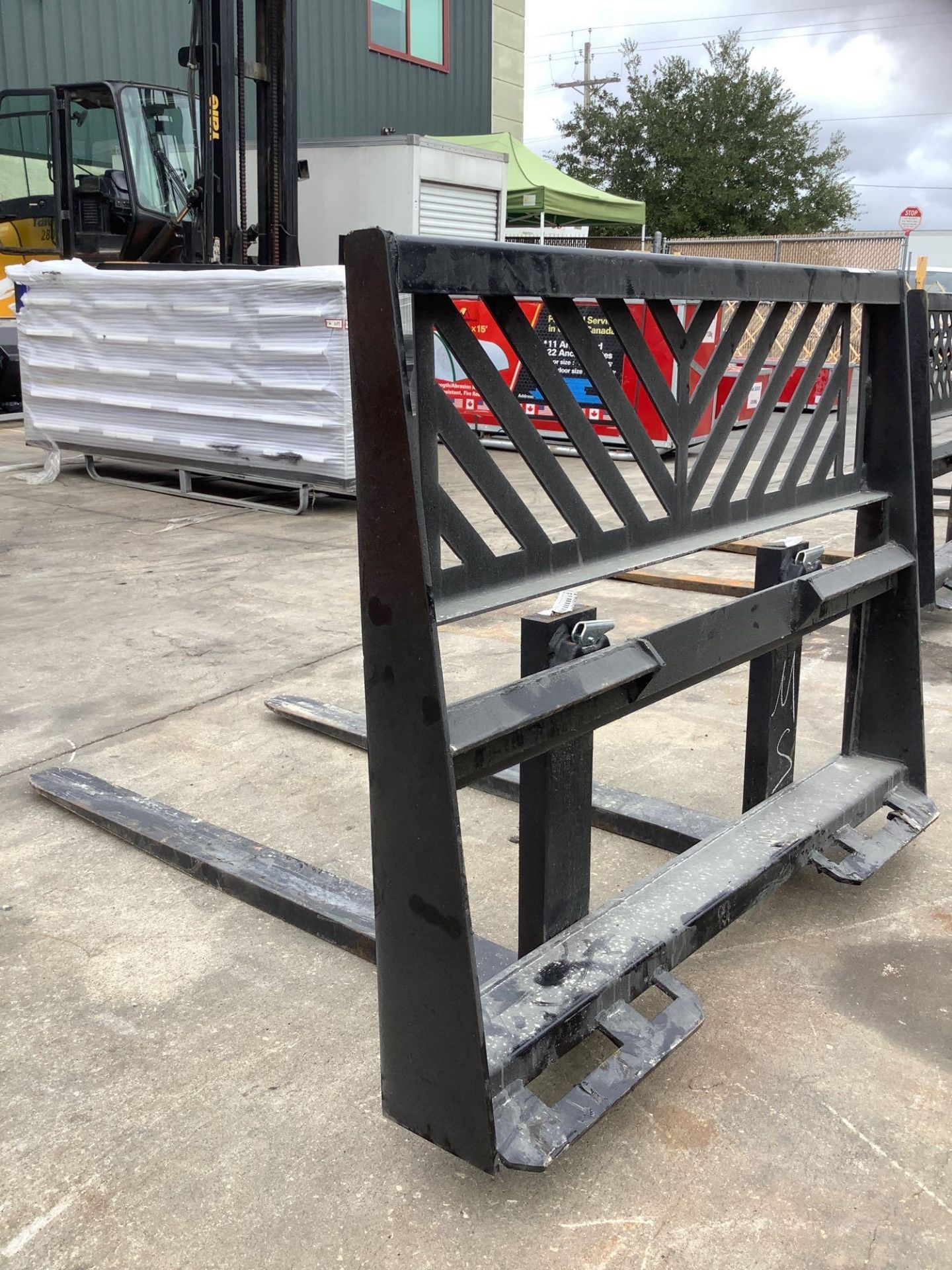 UNUSED UNIVERSAL SKID STEER ATTACHMENT, APPROX 45" WIDTH , APPROX 48'' FORKS - Image 4 of 6