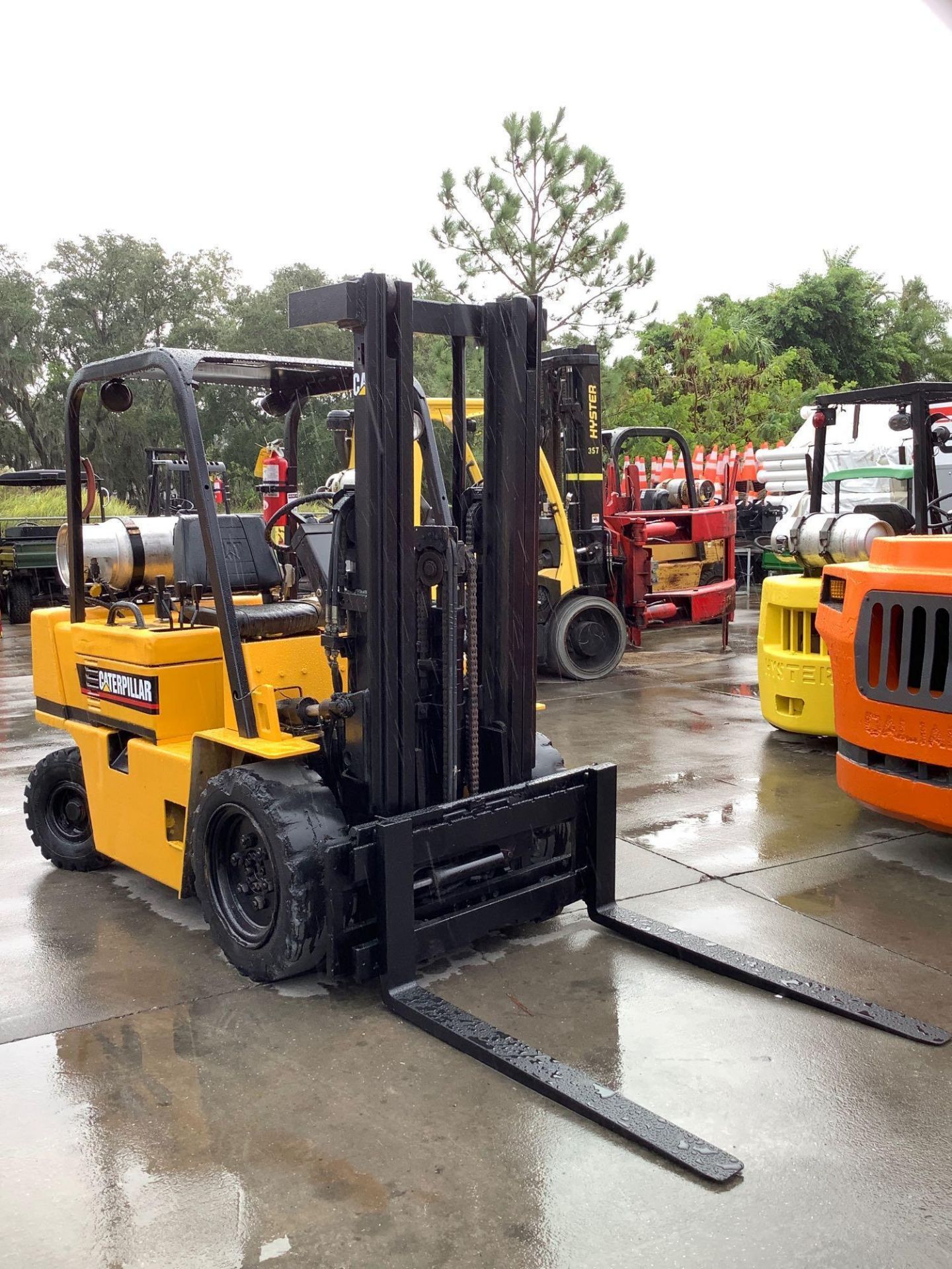 CATERPILLAR LP FORKLIFT MODEL V50D, APPROX MAX CAPACITY 5000LBS, APPROX MAX HEIGHT 173in, TILT - Image 2 of 15