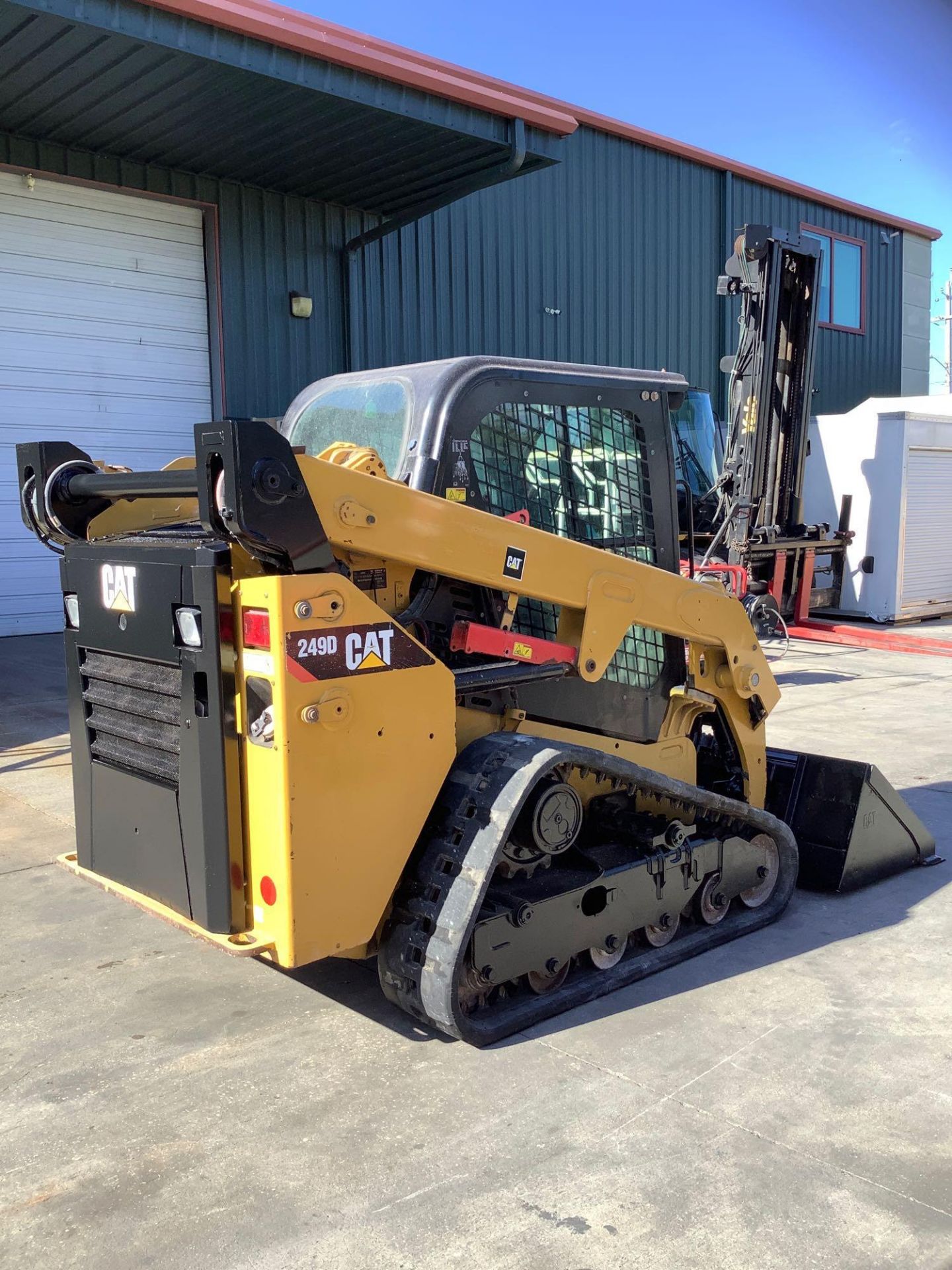 2015 CATERPILLAR SKID STEER MODEL 249D, DIESEL, ENCLOSED CAB, RUBBER TRACKS, BUCKET APPROX 67in, AC - Image 5 of 21