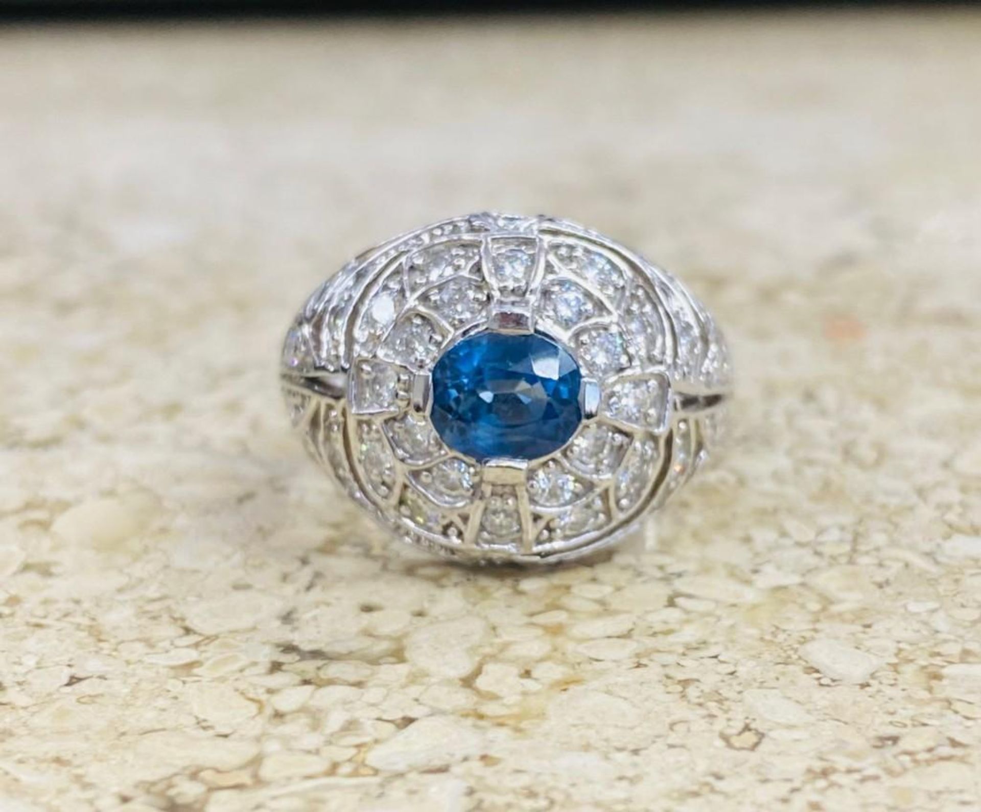 ESTATE SAPPHIRE AND DIAMOND RING. APPROXIMATELY 1.45CT SAPPHIRE. APPROXIMATELY 1.06CT DIAMONDS. 14KT