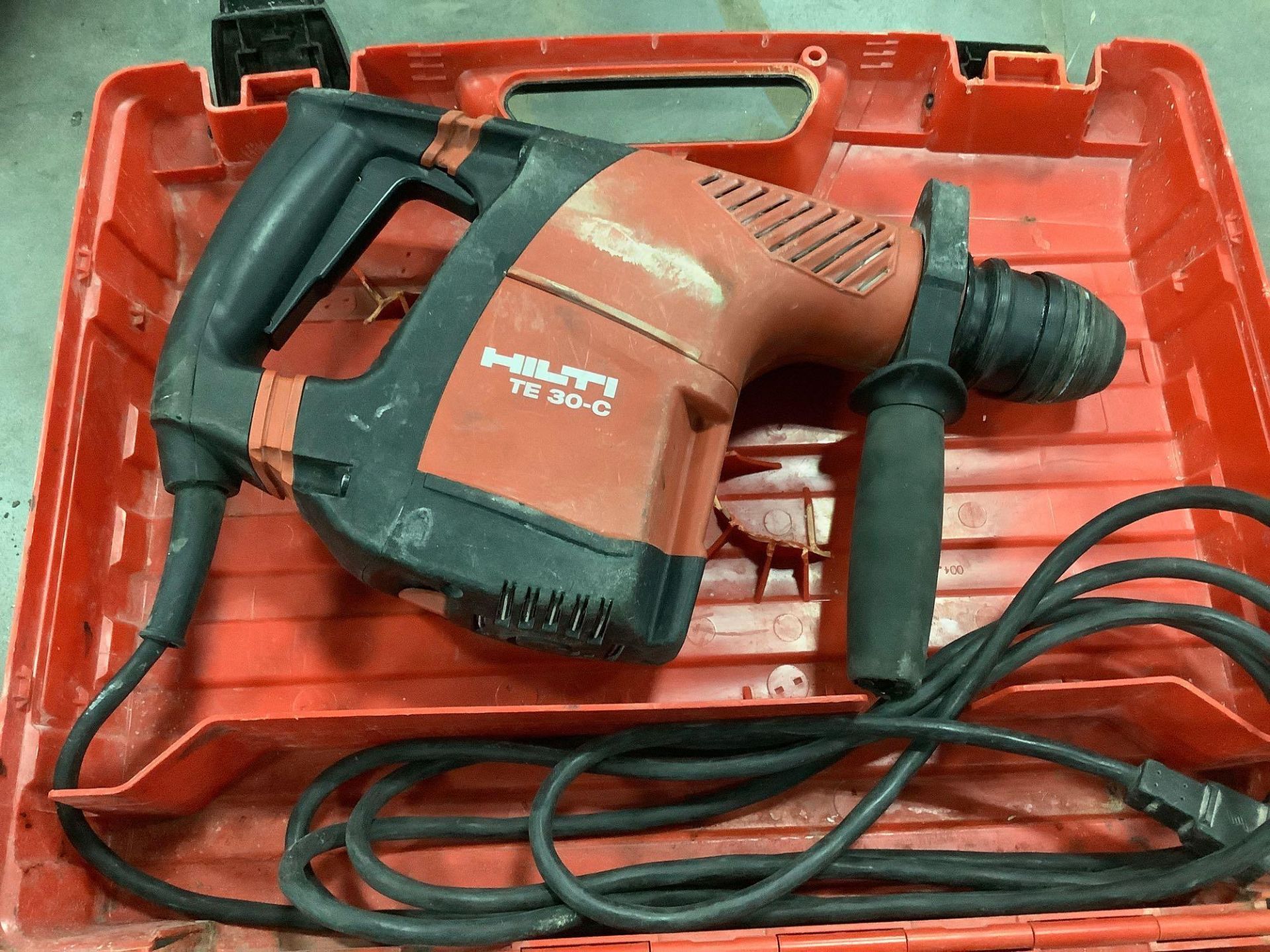 HILTI TE 30-C -AVR ROTARY HAMMER WITH CARRYING CASE - Image 2 of 6