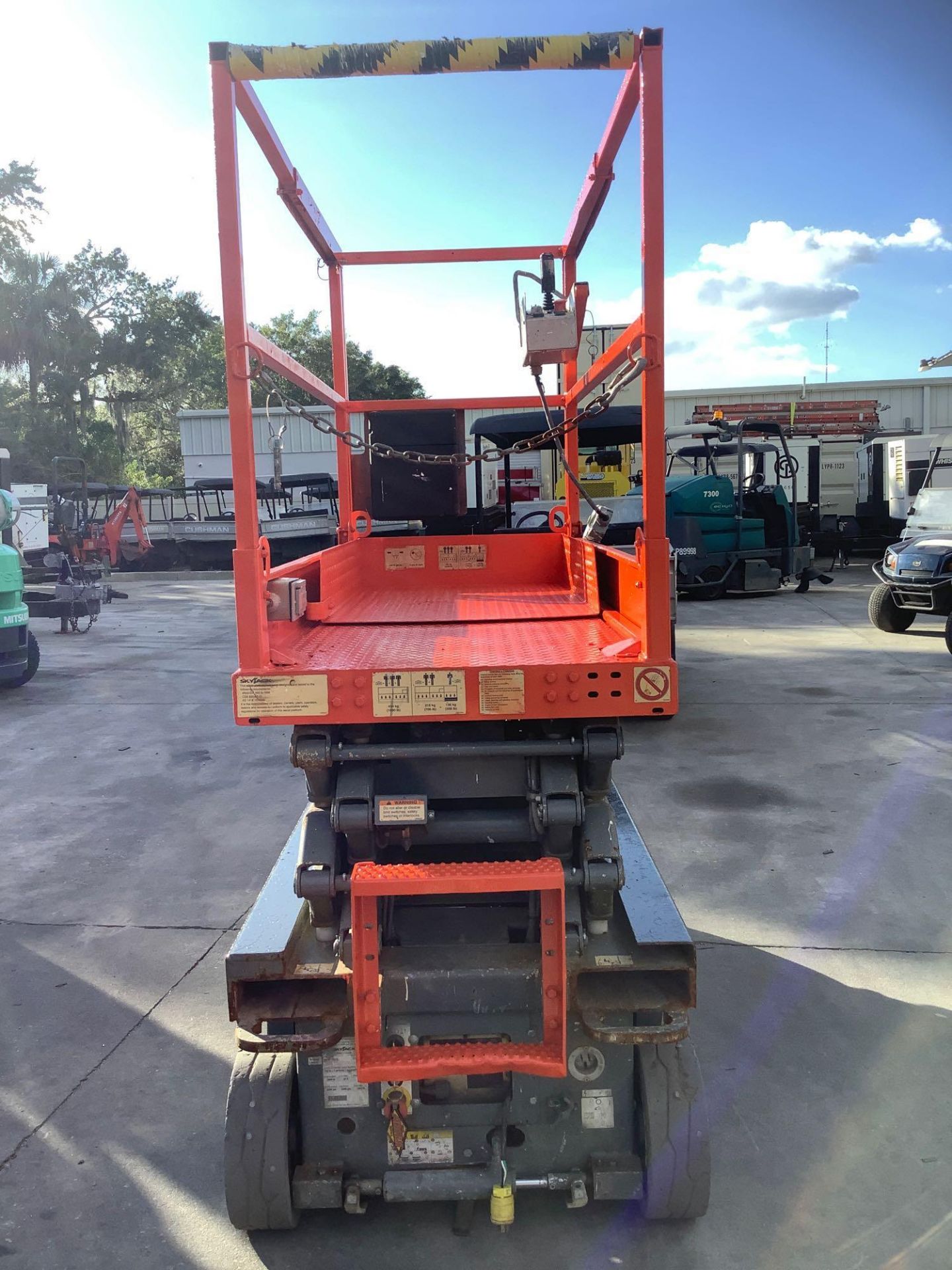 2013 SKYJACK SCISSOR LIFT MODEL SJ III 3219, ELECTRIC, APPROX MAX PLATFORM HEIGHT 19FT - Image 7 of 13