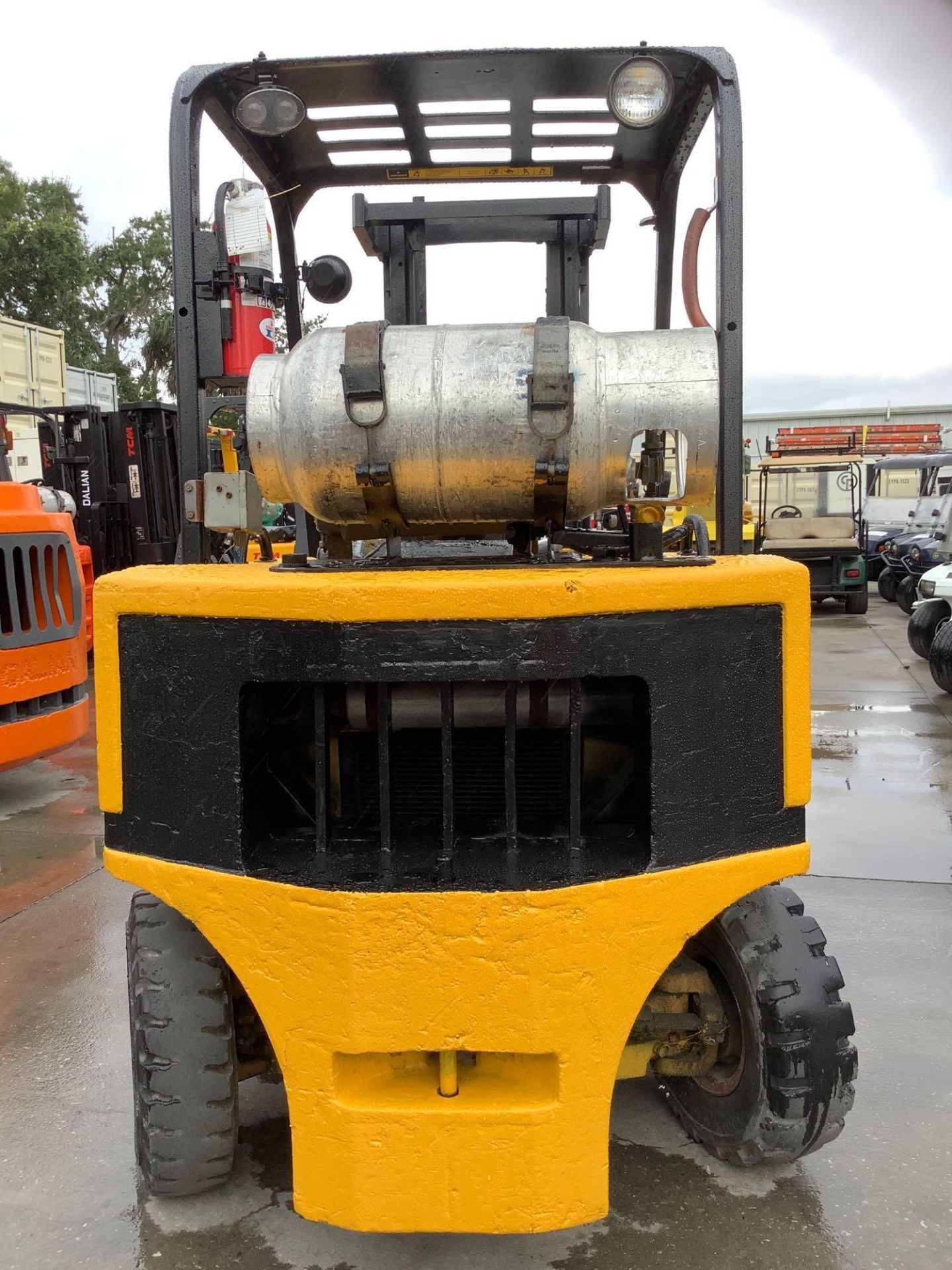 CATERPILLAR LP FORKLIFT MODEL V50D, APPROX MAX CAPACITY 5000LBS, APPROX MAX HEIGHT 173in, TILT - Image 5 of 15