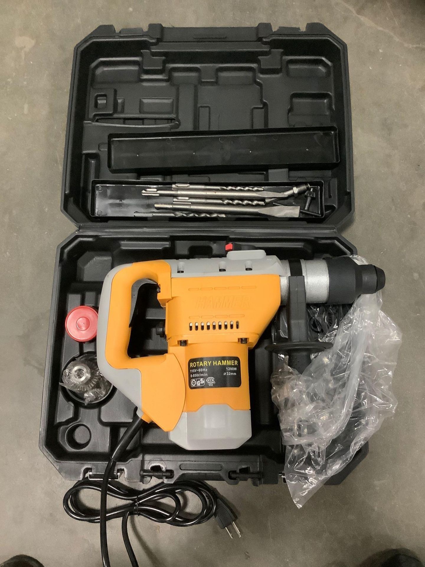 HUSKIE 11218 CORDED ROTARY HAMMER 32MM, WITH HANDLE, ASST DRILL BITS, GREASE FOR DRILL BITS, AND CHU - Image 2 of 5