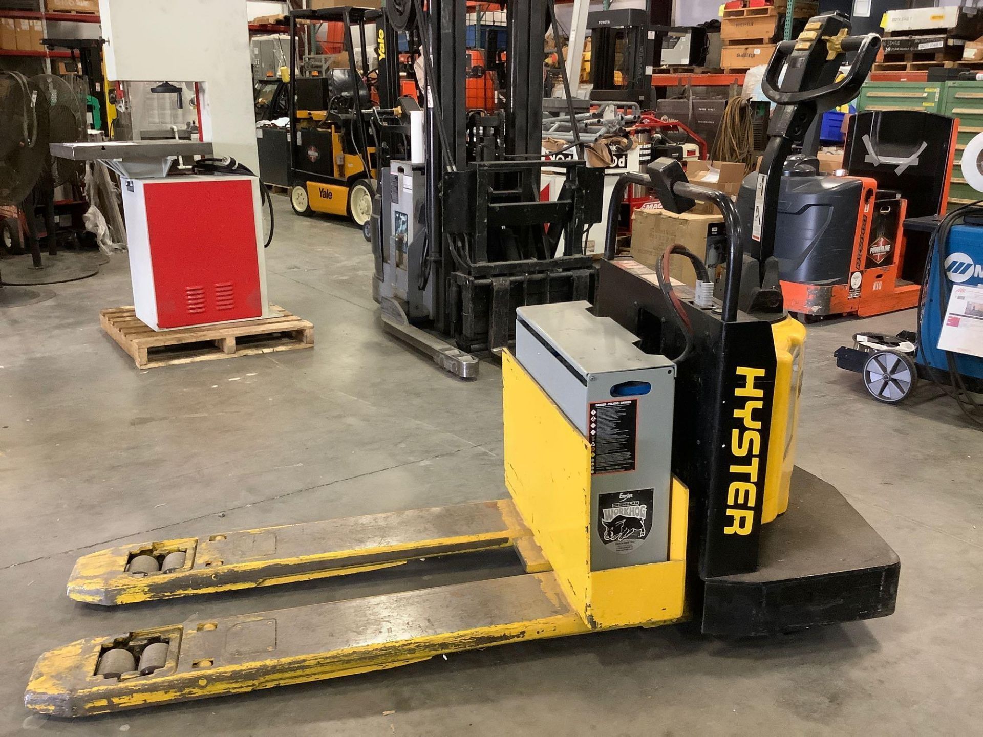 HYSTER PALLET JACK MODEL B60XT, ELECTRIC,APPROX MAX CAPACITY 6000LBS, APPROX 24 VOLTS , RUNS AND OPE - Image 7 of 11
