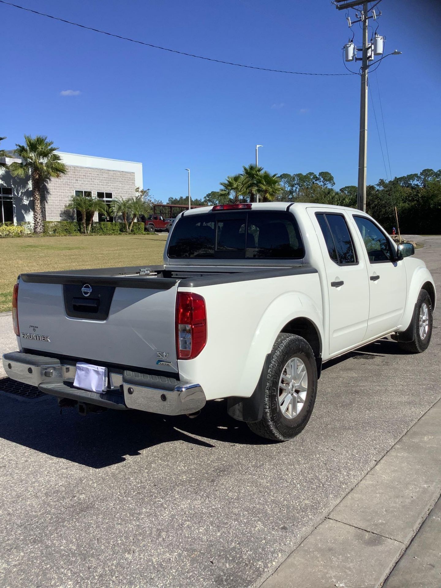 2017 NISSAN FRONTIER PICKUP TRUCK, GAS ENGINE, AUTOMATIC TRANSMISSION, CREW CAB, 4 DOOR, A/C , POWER - Image 5 of 24