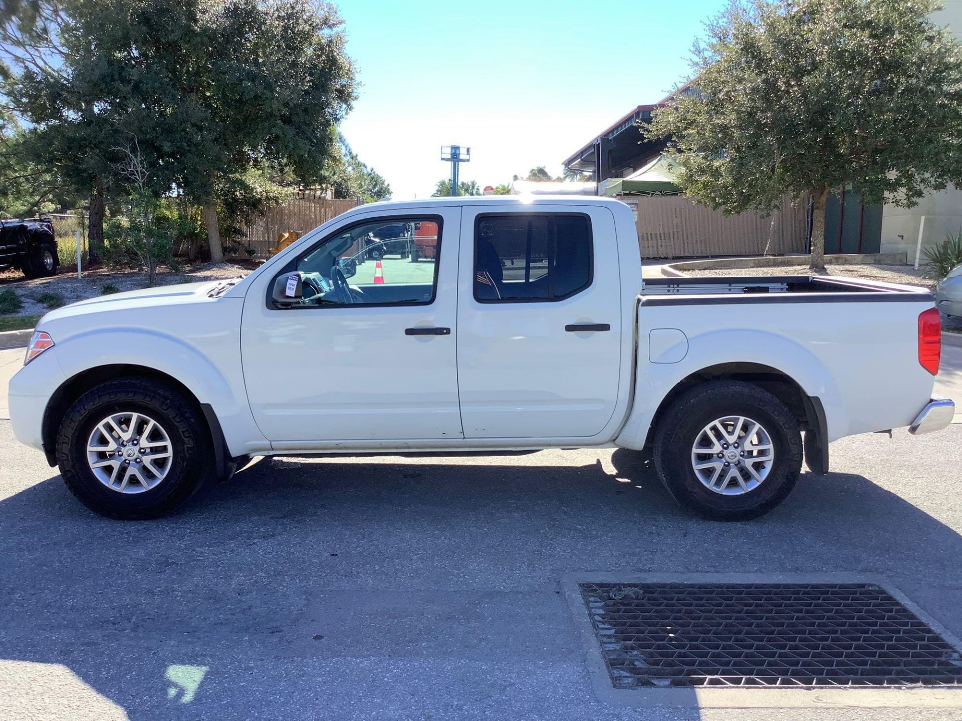 2017 NISSAN FRONTIER PICKUP TRUCK, GAS ENGINE, AUTOMATIC TRANSMISSION, CREW CAB, 4 DOOR, A/C , POWER - Image 11 of 24