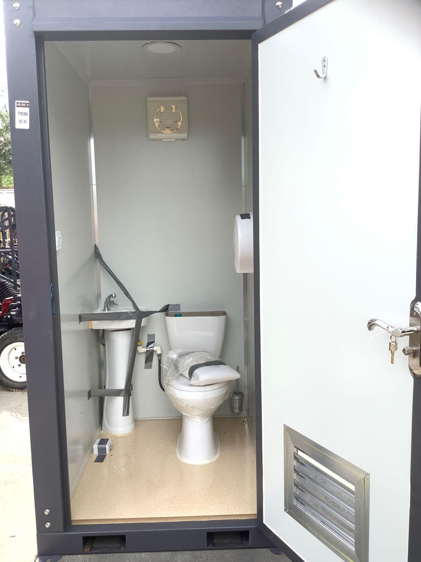 UNUSED PORTABLE SINGLE BATHROOM UNIT, 1 STALL, ELECTRIC & PLUMBING HOOK UP WITH EXTERIOR PLUMBING CO - Image 12 of 14