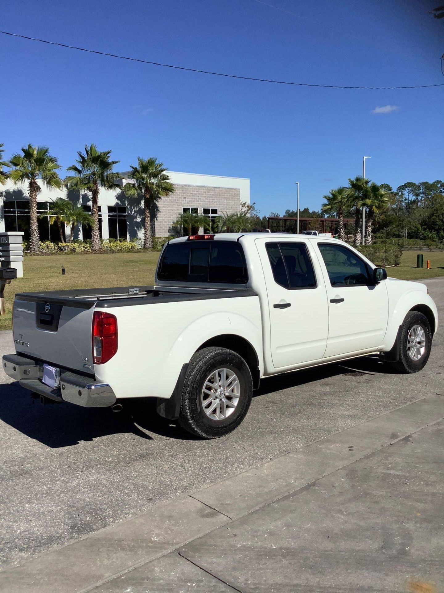 2017 NISSAN FRONTIER PICKUP TRUCK, GAS ENGINE, AUTOMATIC TRANSMISSION, CREW CAB, 4 DOOR, A/C , POWER - Image 4 of 24