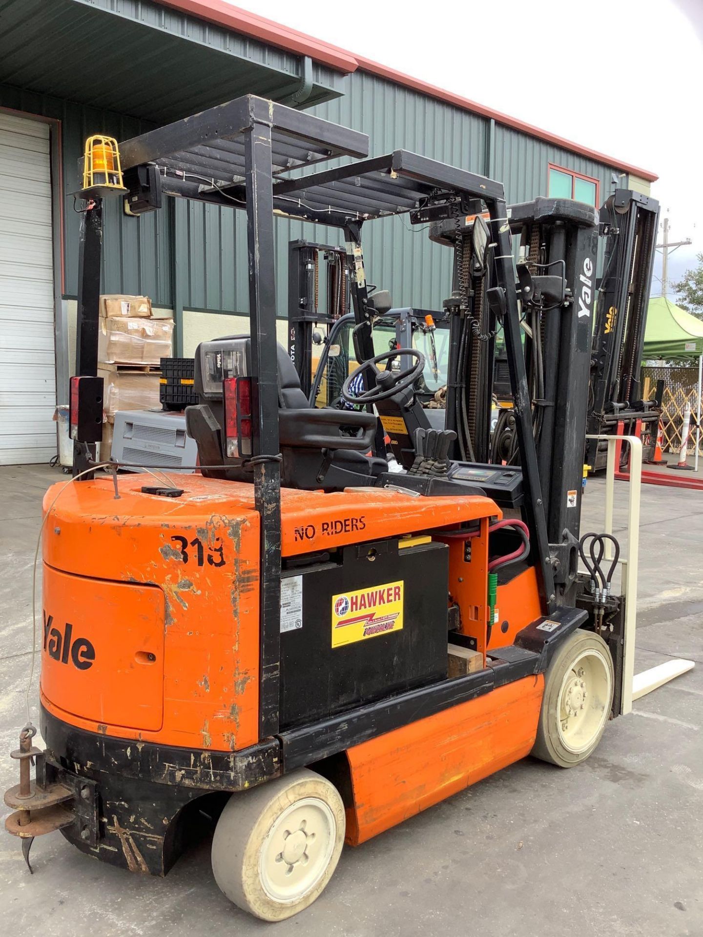 YALE  FORKLIFT MODEL ERC065RGN36TE088, ELECTRIC, APPROX MAX CAPACITY 6500LBS, APPROX MAX HEIGHT 193i - Image 10 of 20