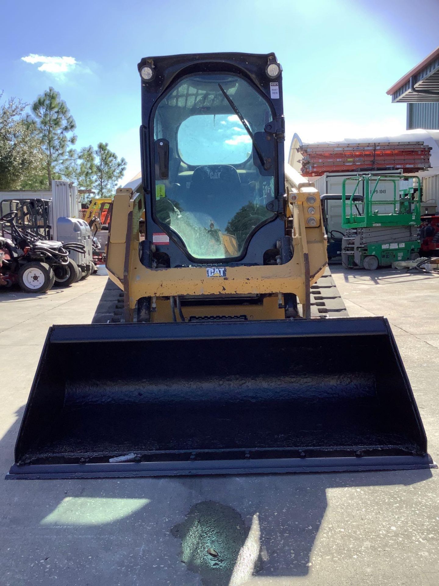 2015 CATERPILLAR SKID STEER MODEL 249D, DIESEL, ENCLOSED CAB, RUBBER TRACKS, BUCKET APPROX 67in, AC - Image 10 of 21