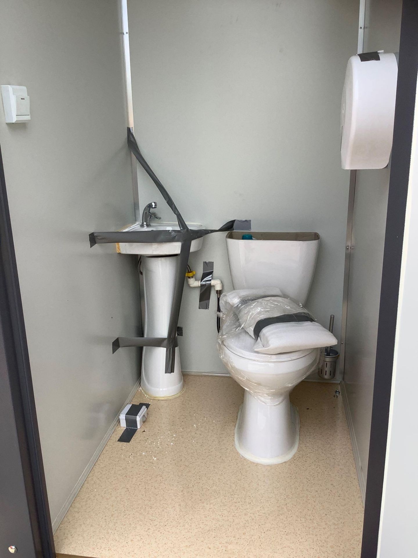 UNUSED PORTABLE SINGLE BATHROOM UNIT, 1 STALL, ELECTRIC & PLUMBING HOOK UP WITH EXTERIOR PLUMBING CO - Image 13 of 14