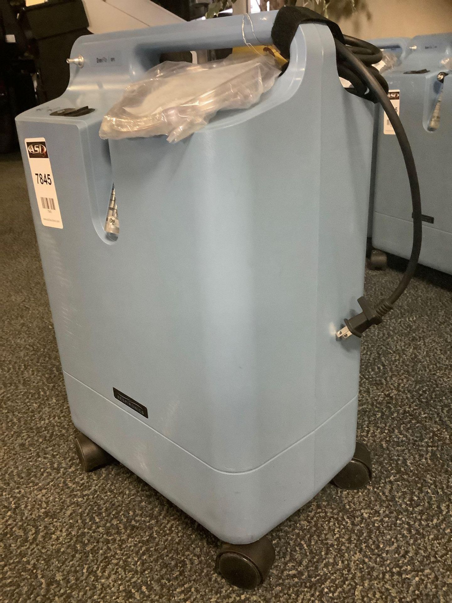 RESPIRONICS EVERFLO I OPI OXYGEN CONCENTRATOR, APPROX 120VOLTS, APPROX MAX O2 96%, NEW HOSE INCLUDED - Image 2 of 6