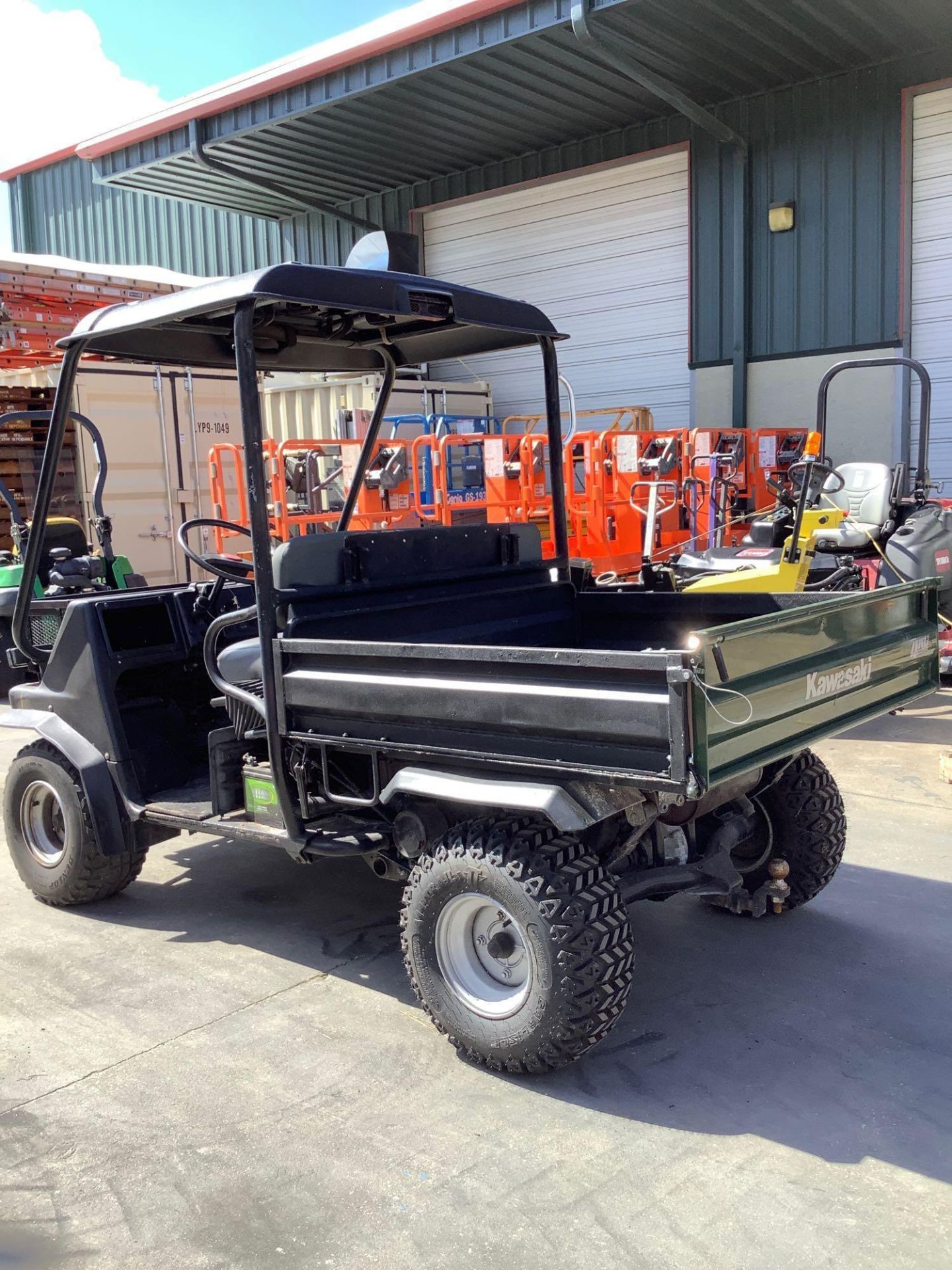 KAWASAKI MULE 2510 ATV , GAS POWERED, KAWASAKI ENGINE, 4WD, BALL HITCH, MANUAL DUMP BED, BED HAS RUS - Image 5 of 14