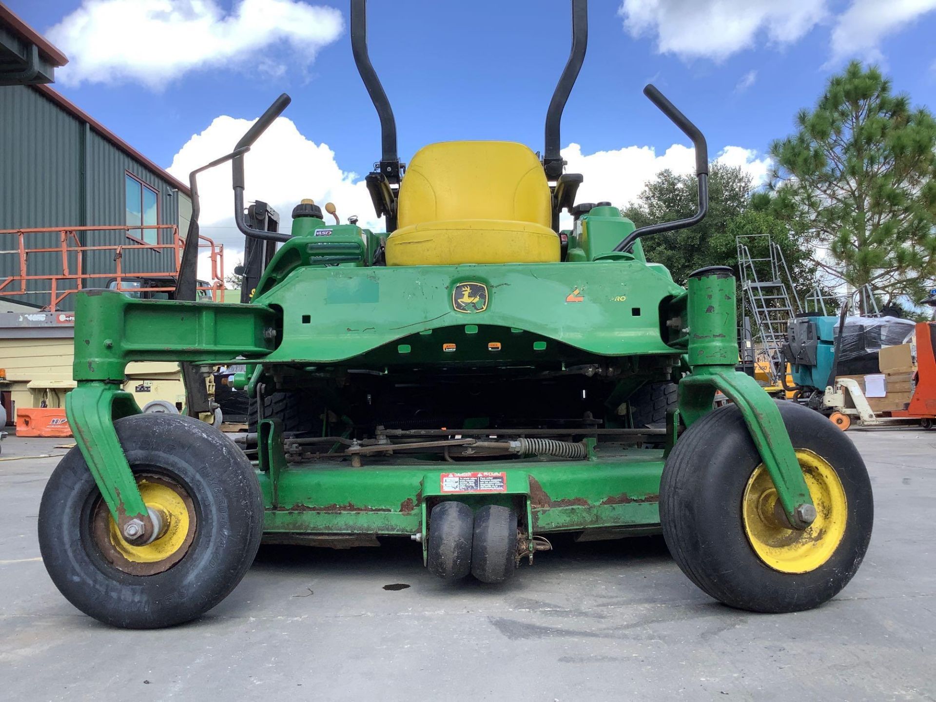 JOHN DEERE ZTRAK COMMERCIAL MOWER MODEL Z930 60MOD, GAS POWERED, 60in CUT DECK , 7IRON, RUNS AND OPE - Image 10 of 15