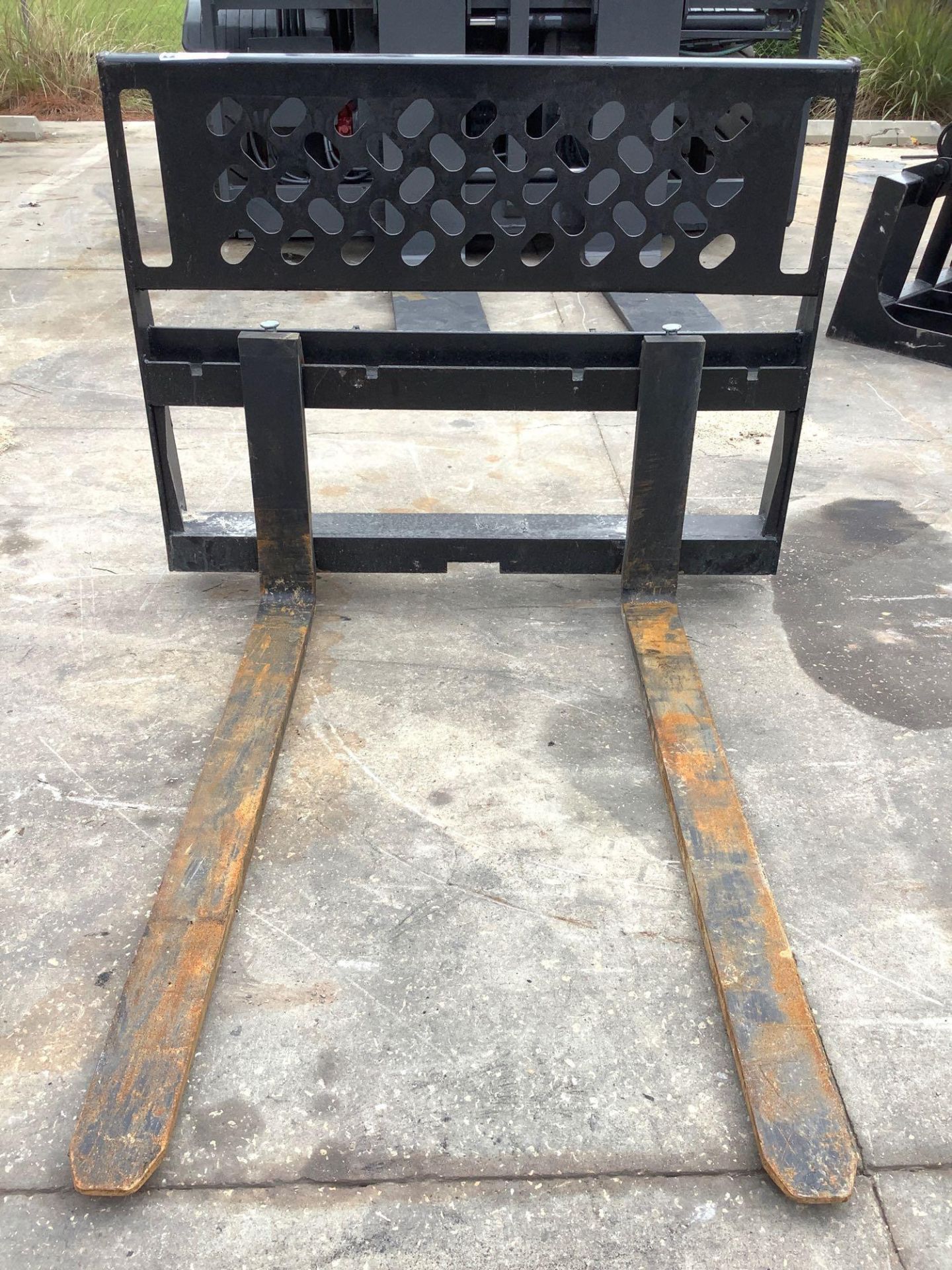 UNUSED UNIVERSAL SKID STEER ATTACHMENT, APPROX 45" WIDTH , APPROX 48'' FORKS - Image 2 of 6