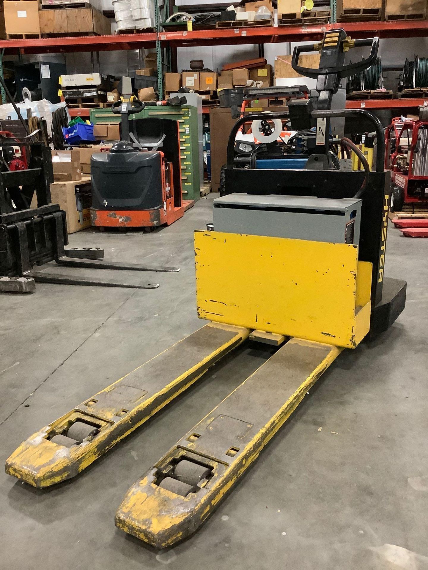 HYSTER PALLET JACK MODEL B60XT, ELECTRIC,APPROX MAX CAPACITY 6000LBS, APPROX 24 VOLTS , RUNS AND OPE - Image 5 of 11