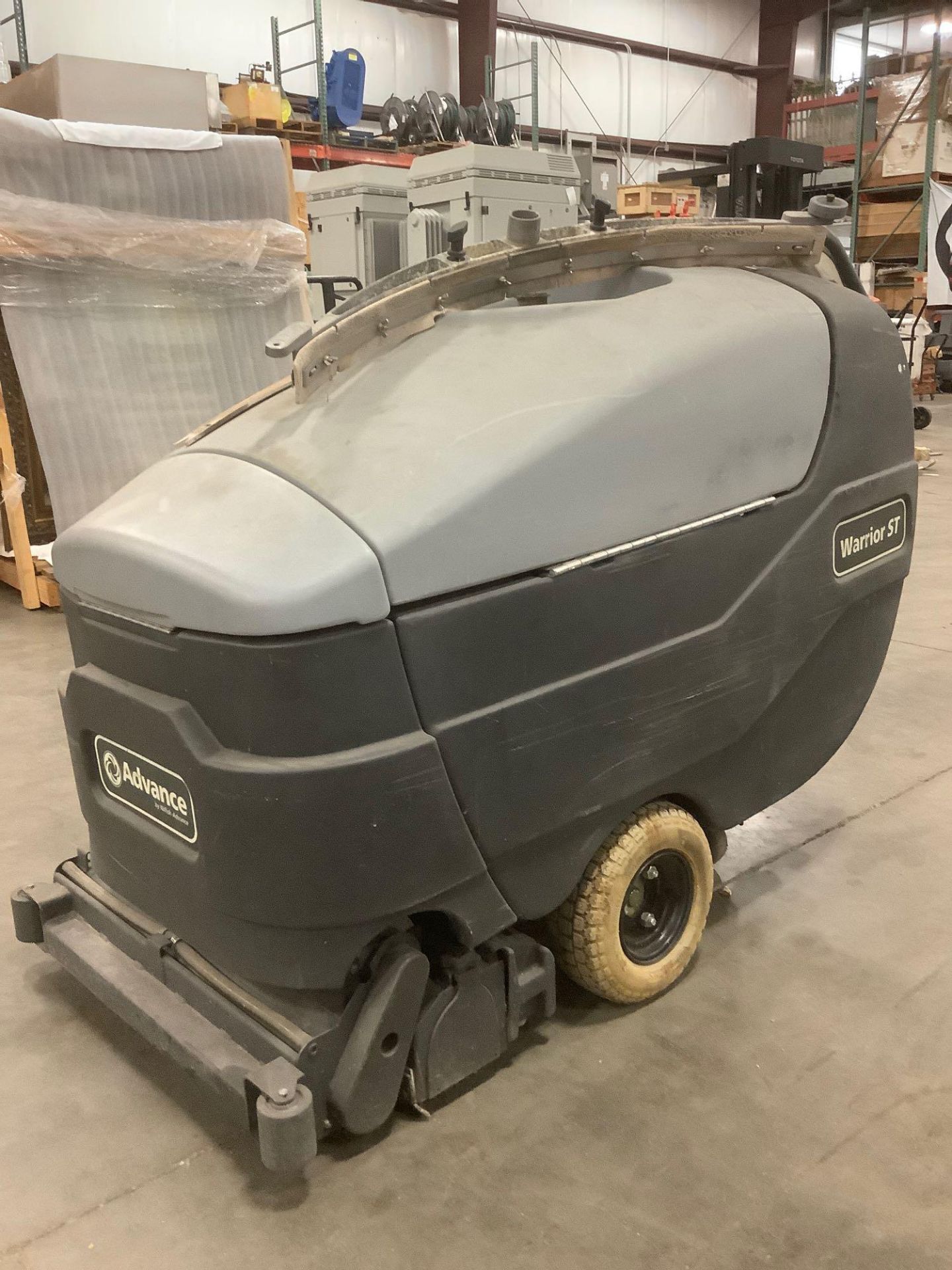 NILFISK ADVANCE FLOOR CLEANING MACHINE MODEL WARRIOR 286-C, ELECTRIC, APPROX 36VOLTS, DEAD BATTERY C - Image 4 of 11