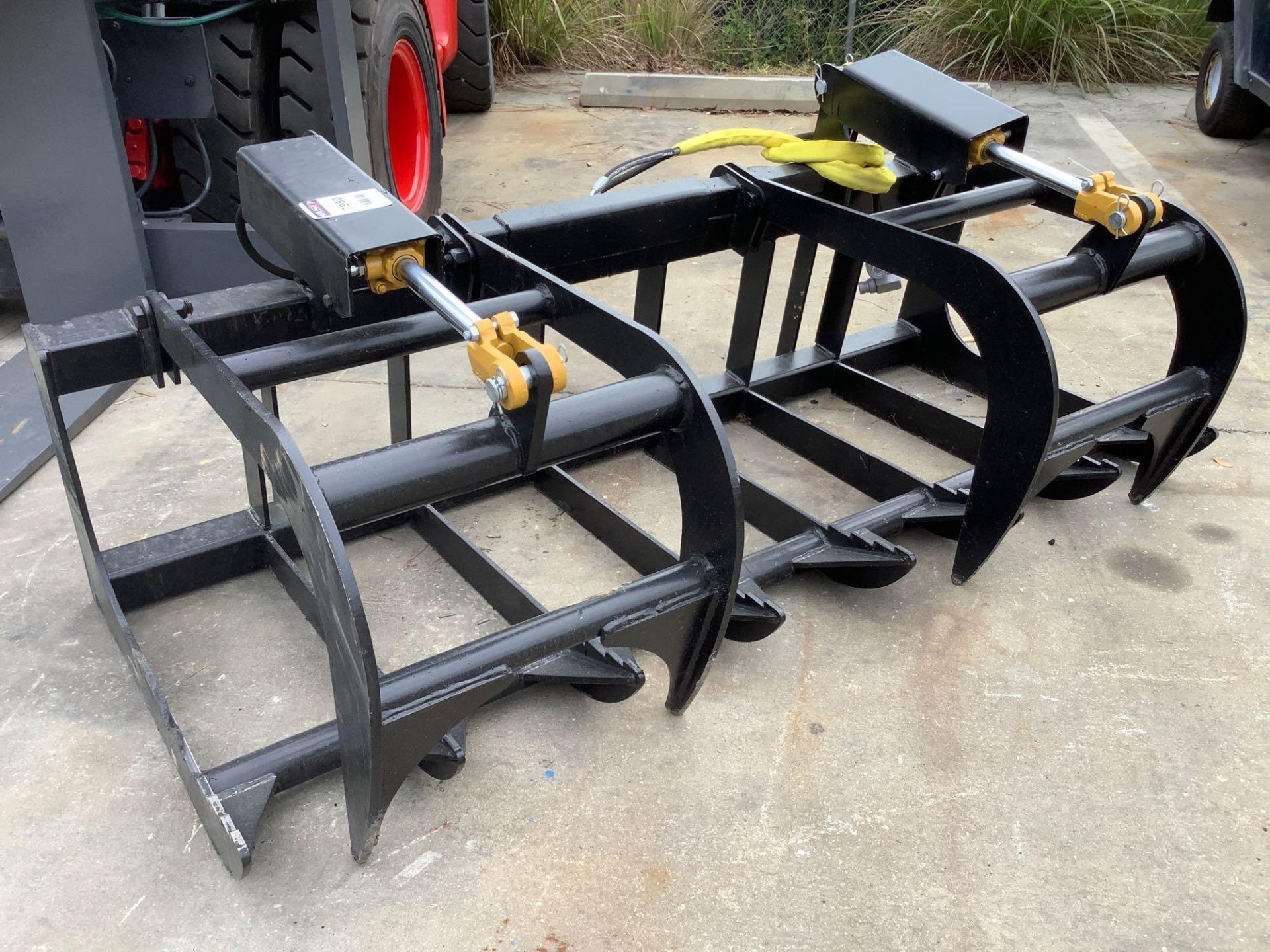 UNUSED GRAPPLE BUCKET UNIVERSAL SKID STEER ATTACHMENT, APPROX 72IN