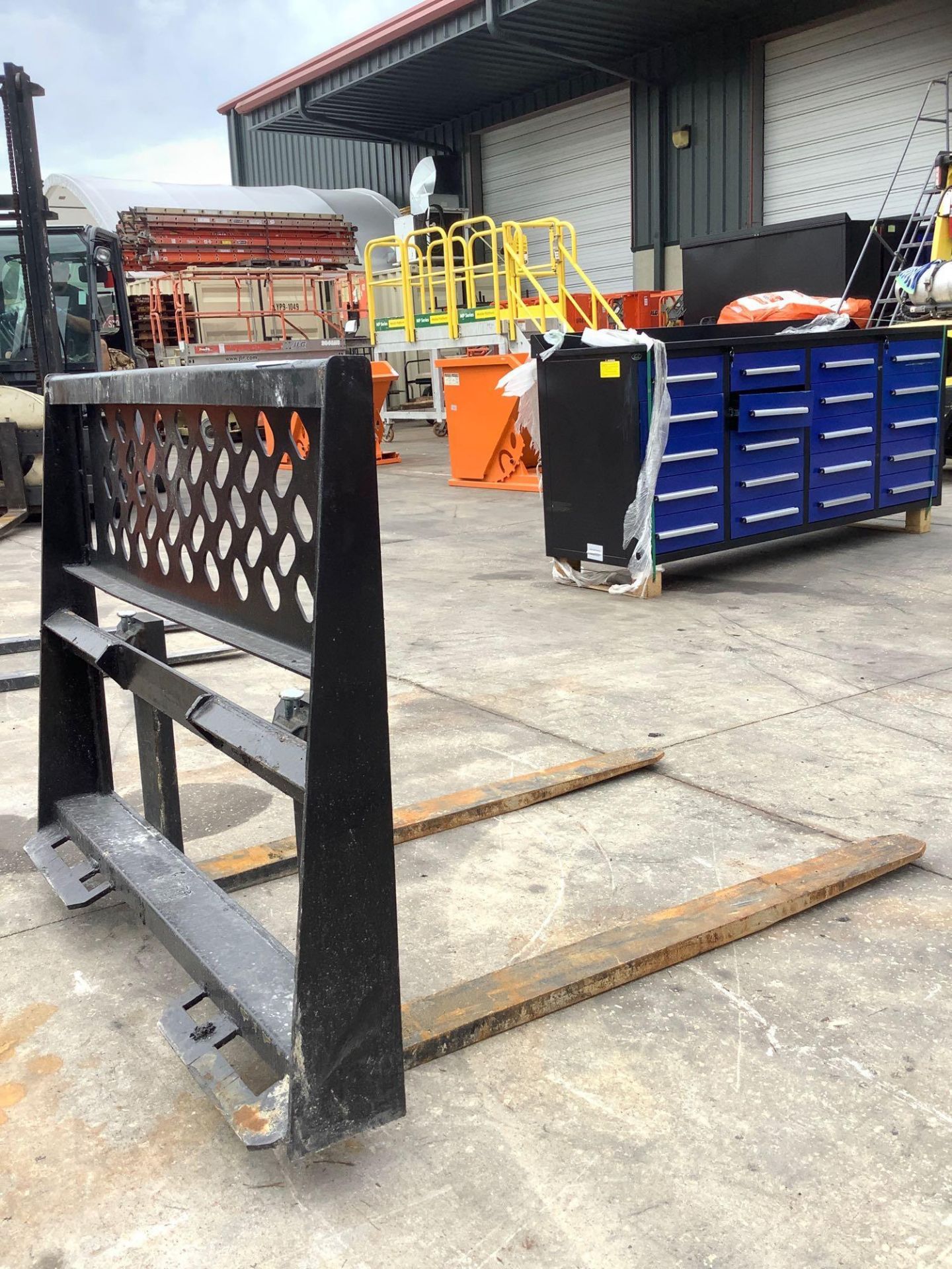 UNUSED UNIVERSAL SKID STEER ATTACHMENT, APPROX 45" WIDTH , APPROX 48'' FORKS - Image 6 of 6