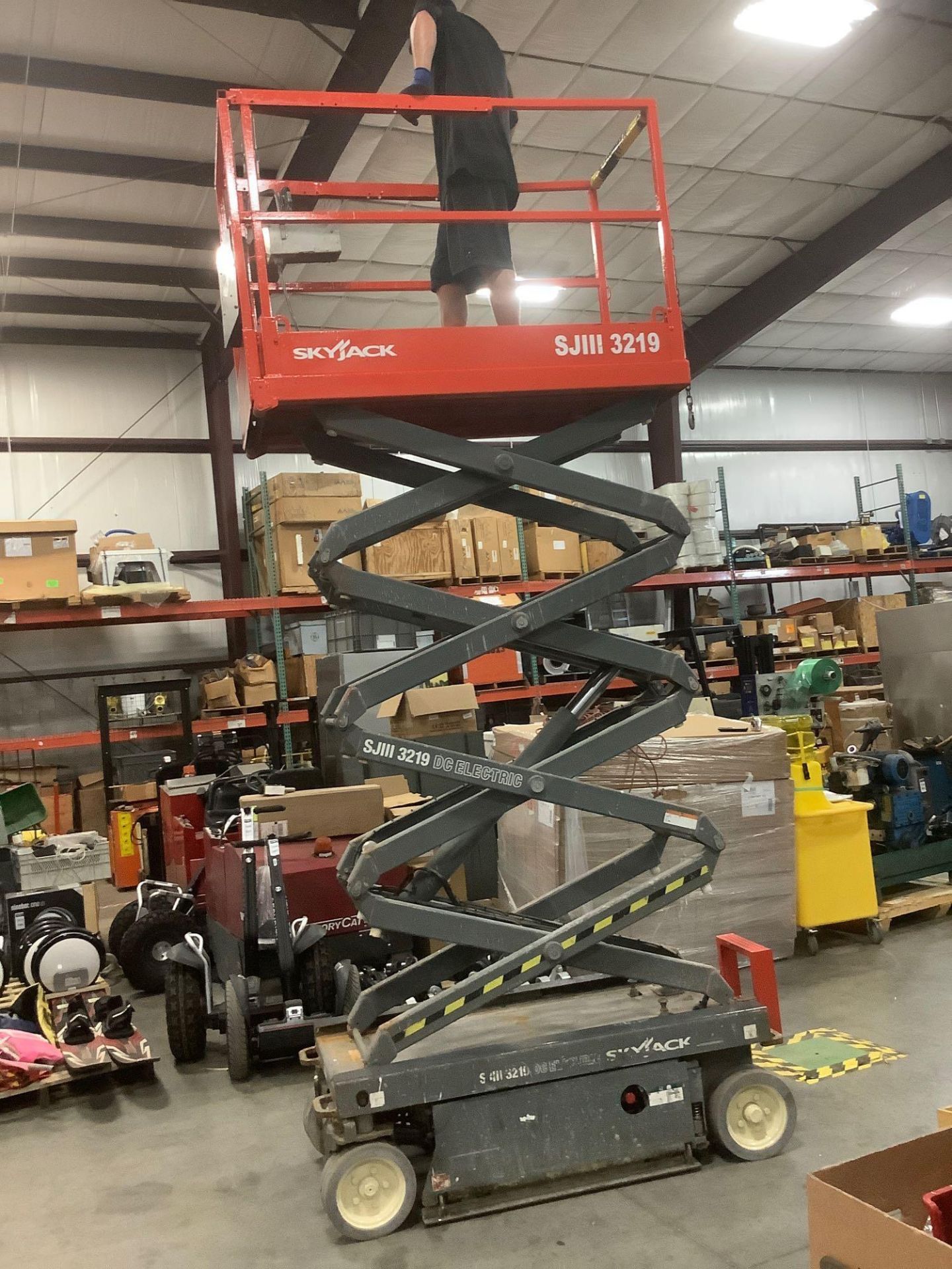 2013 SKYJACK SCISSOR LIFT MODEL SJ III 3219, ELECTRIC, APPROX MAX PLATFORM HEIGHT 19FT, BUILT IN BAT - Image 13 of 14