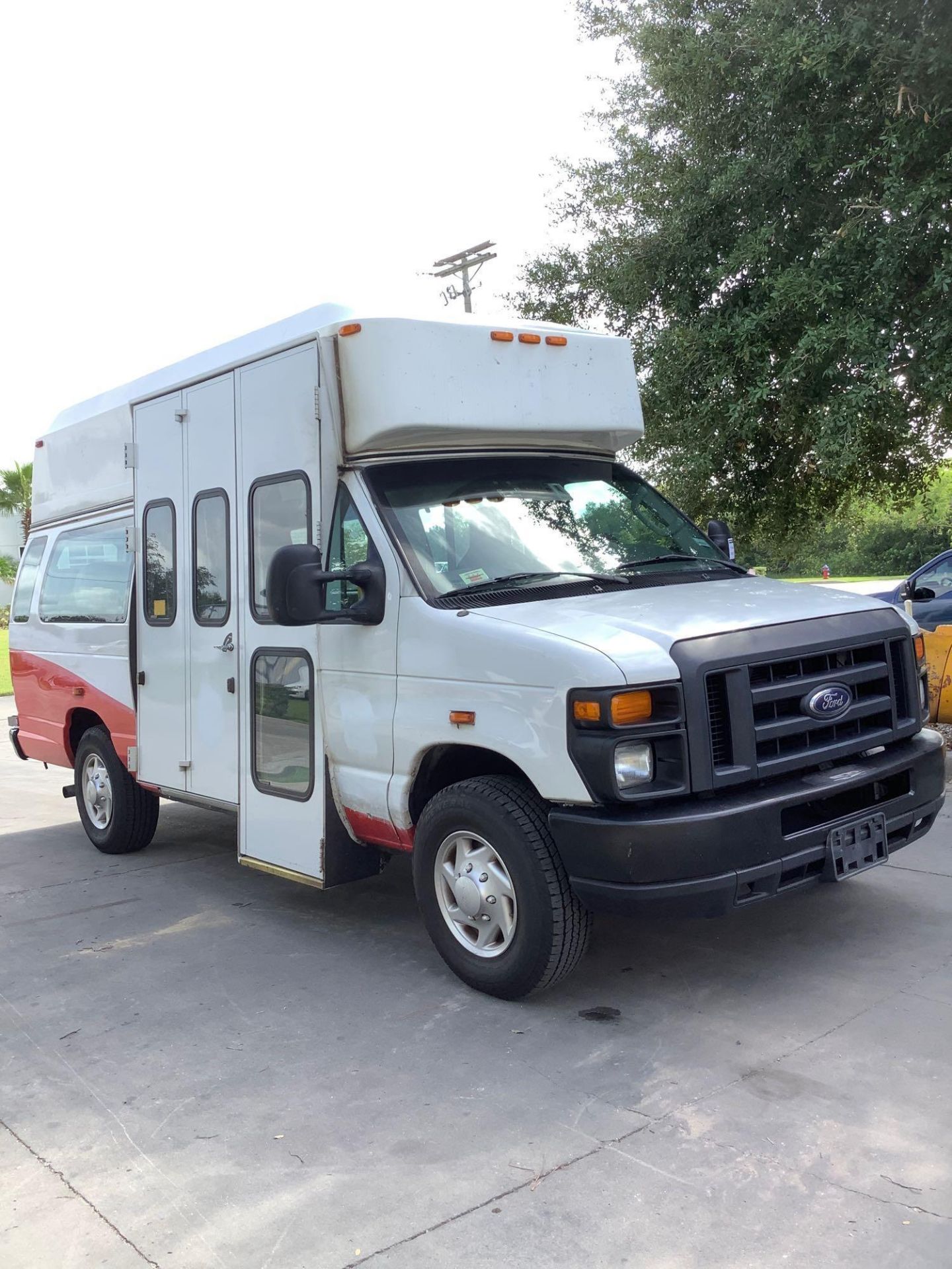 2014 FORD ECONOLINE E-350 SUPER DUTY EXTENDED MOBILITY VAN , AUTOMATIC, ONE OWNER,  AC/ HEAT AIR CON - Image 4 of 39