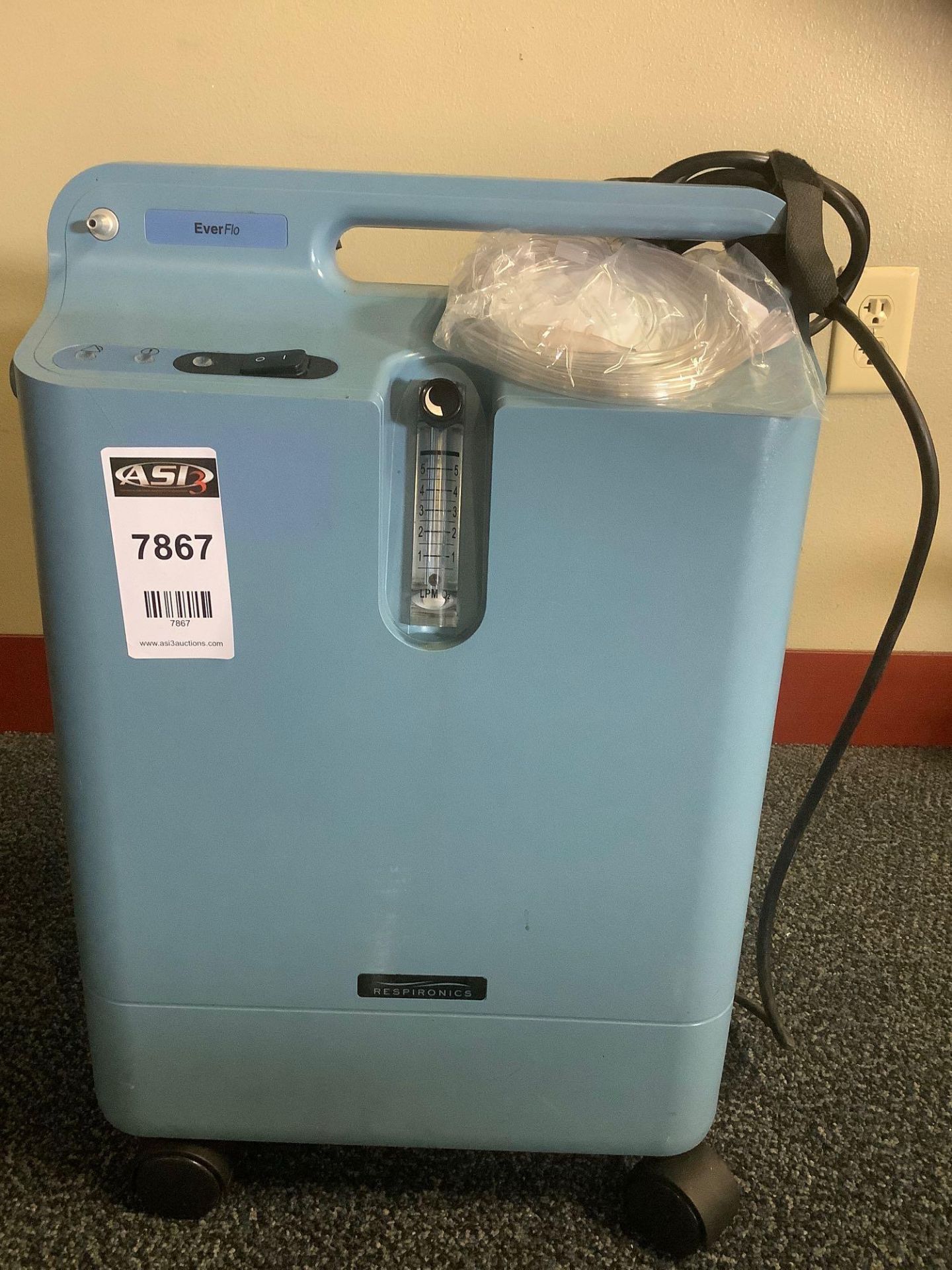 RESPIRONICS EVERFLO I OPI OXYGEN CONCENTRATOR, APPROX 120VOLTS, APPROX MAX O2 96%, NEW HOSE INCLUDED