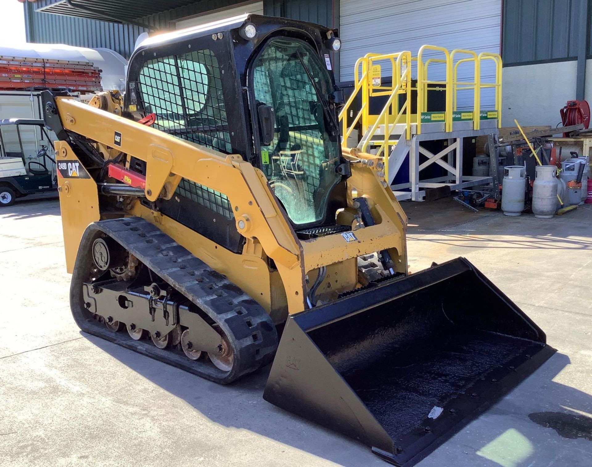 2015 CATERPILLAR SKID STEER MODEL 249D, DIESEL, ENCLOSED CAB, RUBBER TRACKS, BUCKET APPROX 67in, AC