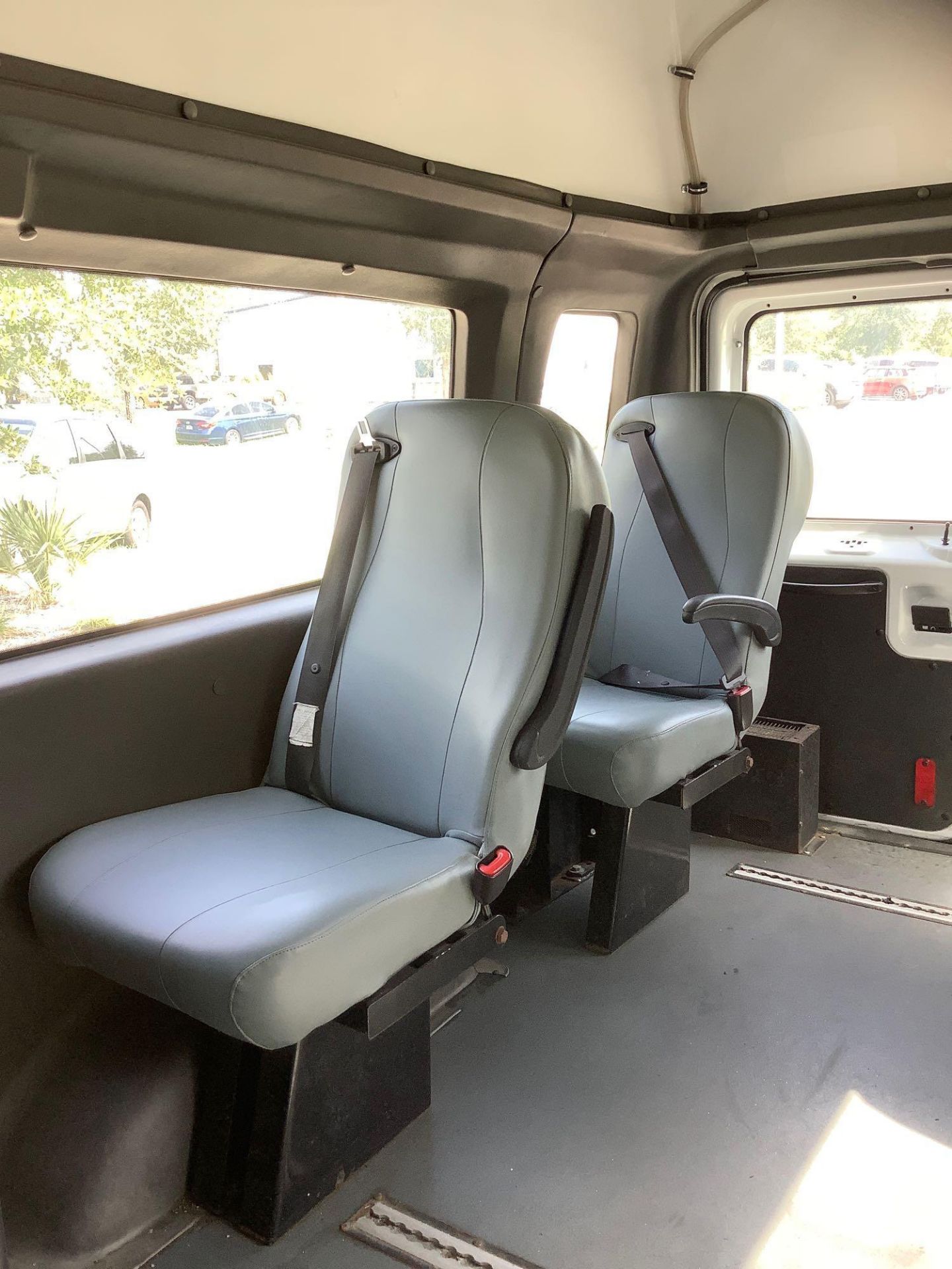 2014 FORD ECONOLINE E-350 SUPER DUTY EXTENDED MOBILITY VAN , AUTOMATIC, ONE OWNER,  AC/ HEAT AIR CON - Image 32 of 39