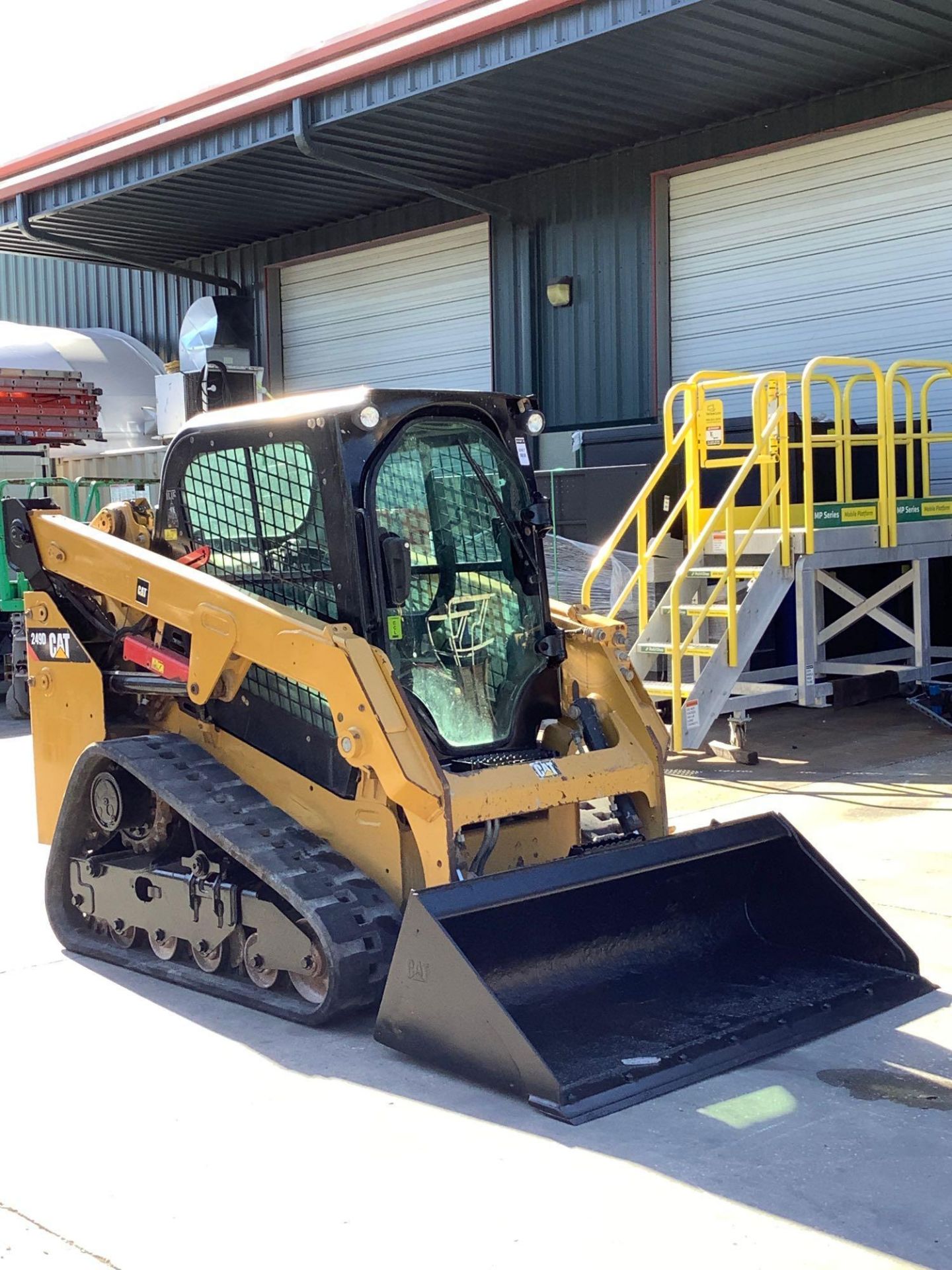 2015 CATERPILLAR SKID STEER MODEL 249D, DIESEL, ENCLOSED CAB, RUBBER TRACKS, BUCKET APPROX 67in, AC - Image 3 of 21