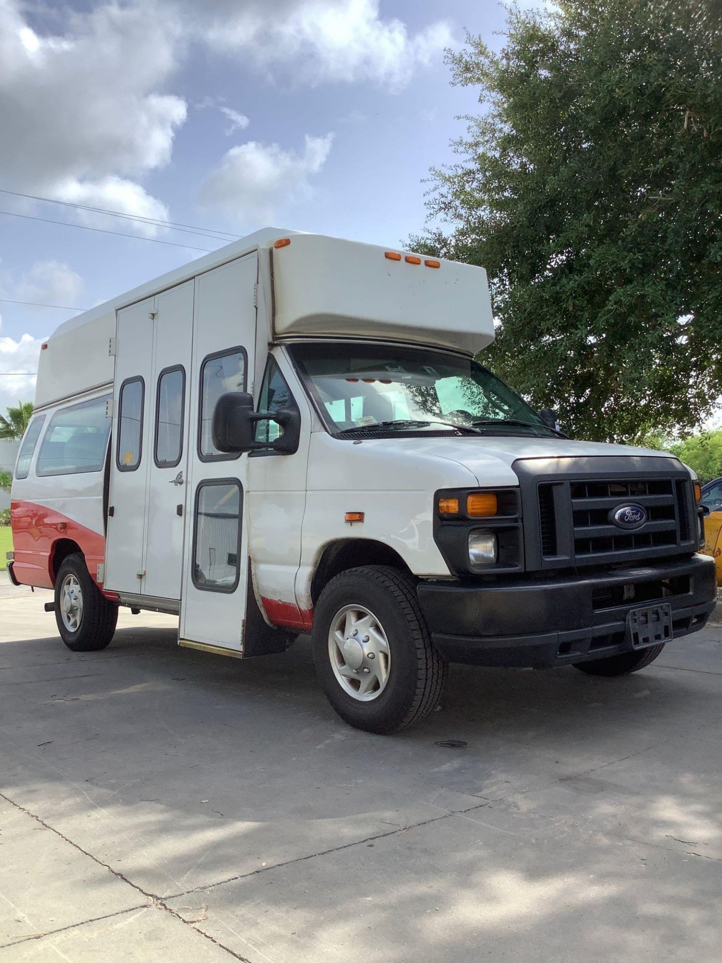 2014 FORD ECONOLINE E-350 SUPER DUTY EXTENDED MOBILITY VAN , AUTOMATIC, ONE OWNER,  AC/ HEAT AIR CON - Image 5 of 39