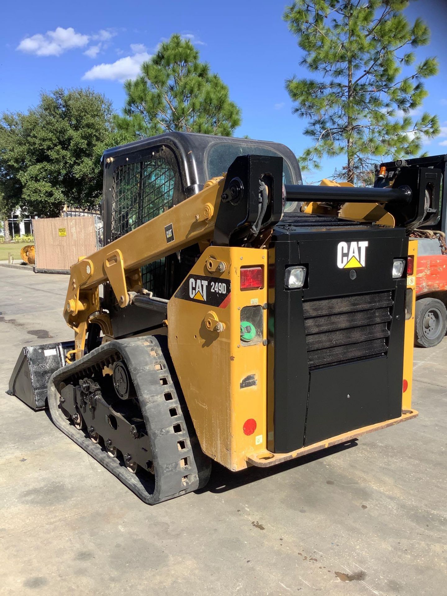 2015 CATERPILLAR SKID STEER MODEL 249D, DIESEL, ENCLOSED CAB, RUBBER TRACKS, BUCKET APPROX 67in, AC - Image 7 of 21