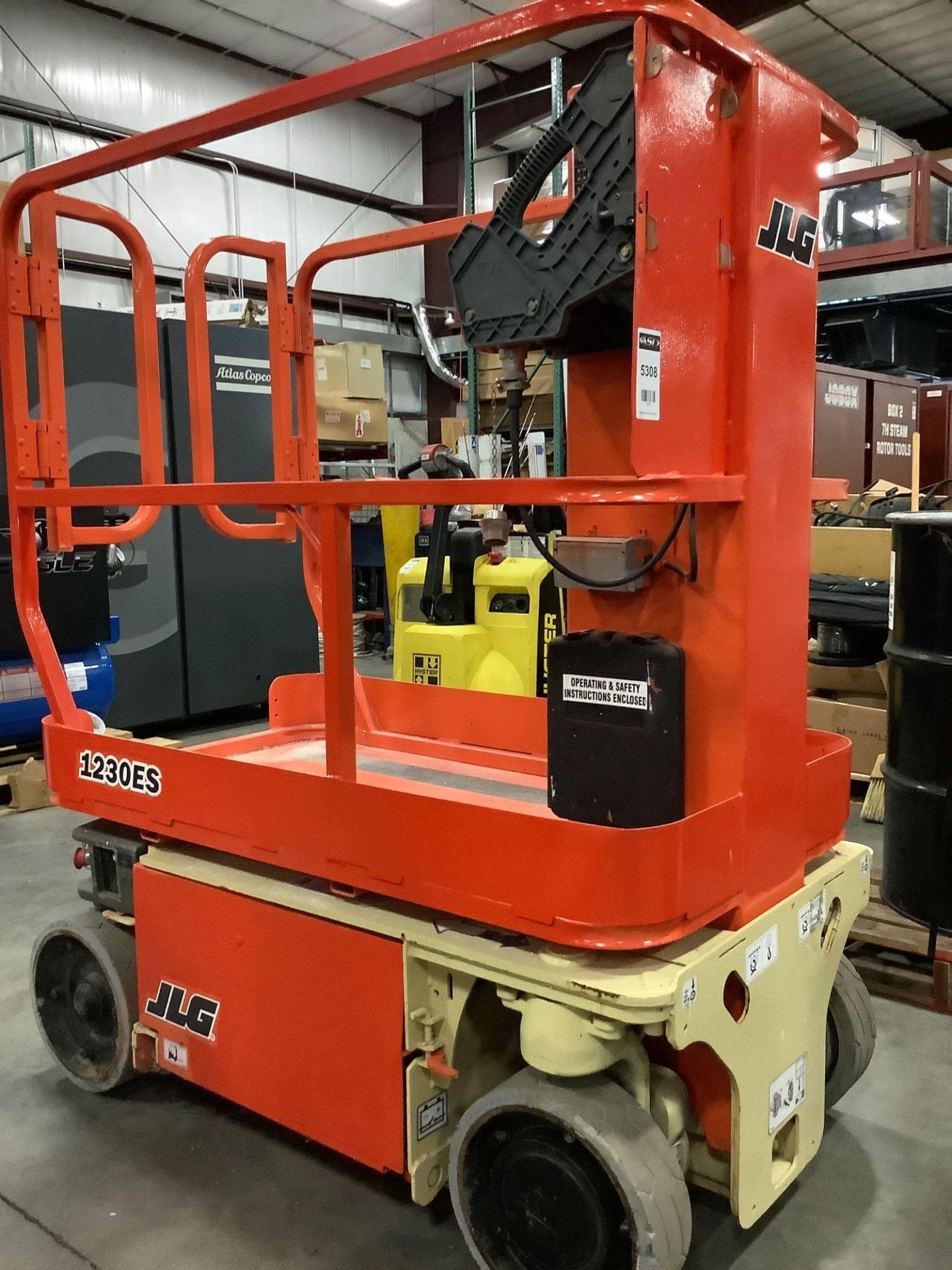 JLG MAN LIFT MODEL 1230ES APPROX MAX WEIGHT 500LBS RUNS & OPERATES - Image 4 of 5