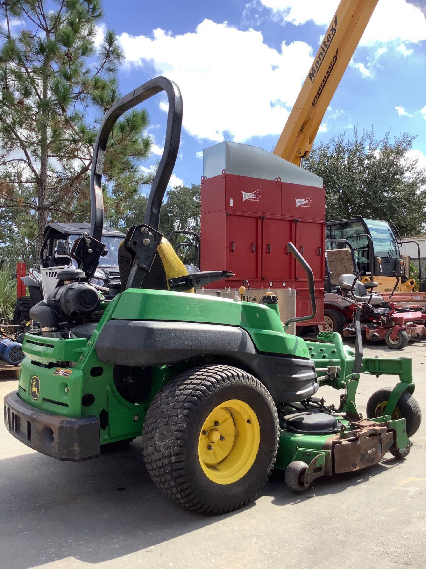 JOHN DEERE ZTRAK COMMERCIAL MOWER MODEL Z930 60MOD, GAS POWERED, 60in CUT DECK , 7IRON, RUNS AND OPE - Image 3 of 15