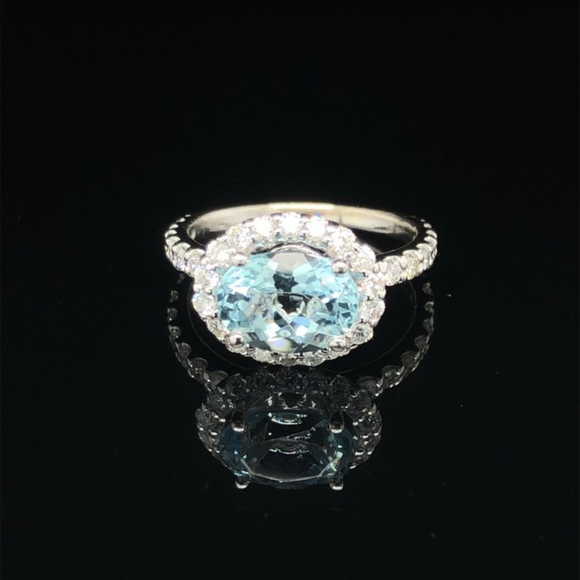 ESTATE AQUA MARINE AND DIAMOND RING. 14k WHITE GOLD. APPROXIMATELY .50ct DIAMONDS. WEIGHS APPROXIMAT - Image 3 of 3