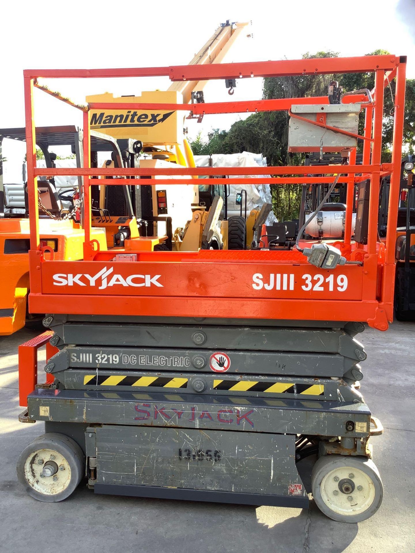 2013 SKYJACK SCISSOR LIFT MODEL SJ III 3219, ELECTRIC, APPROX MAX PLATFORM HEIGHT 19FT - Image 2 of 13