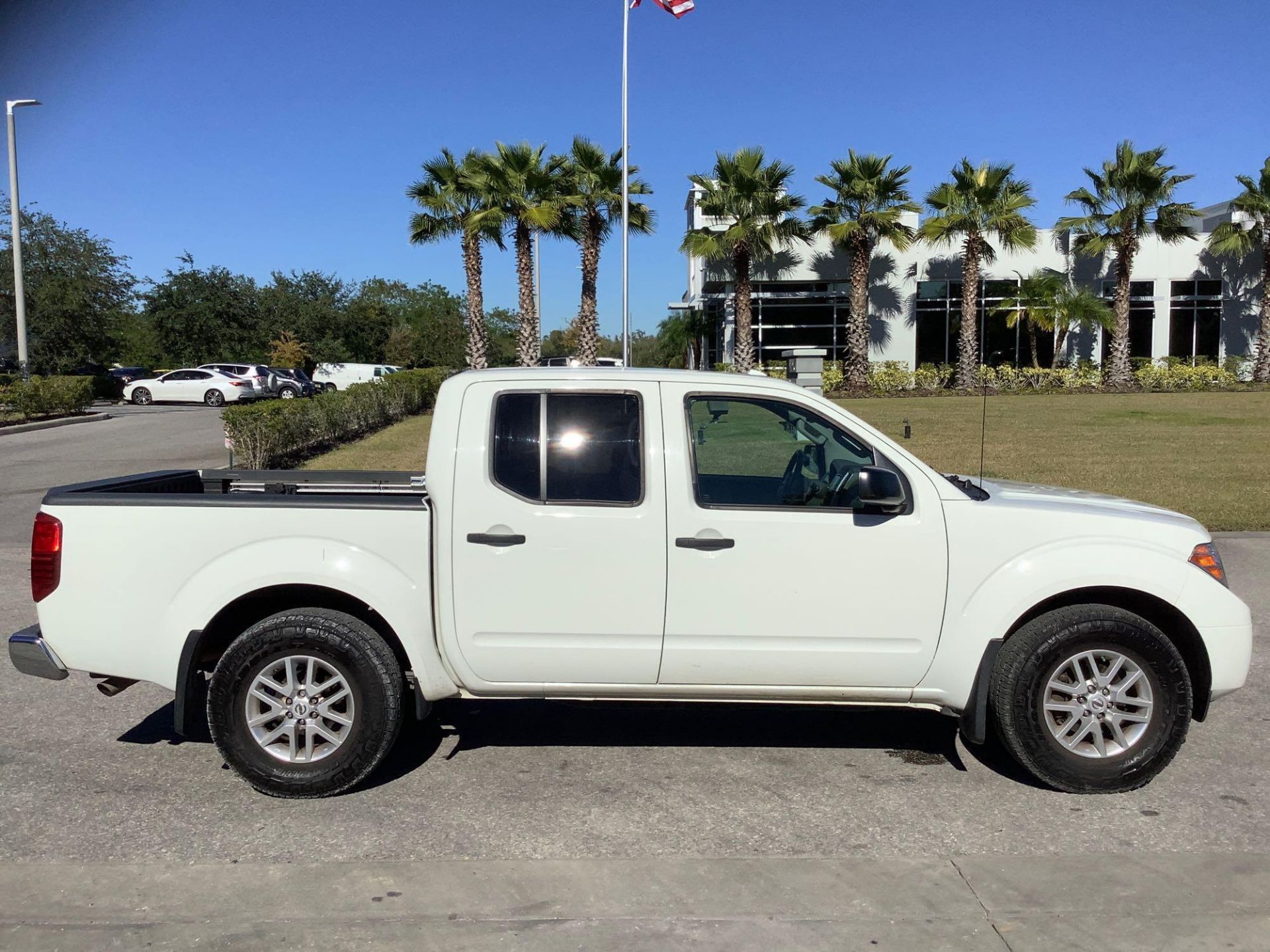 2017 NISSAN FRONTIER PICKUP TRUCK, GAS ENGINE, AUTOMATIC TRANSMISSION, CREW CAB, 4 DOOR, A/C , POWER - Image 3 of 24