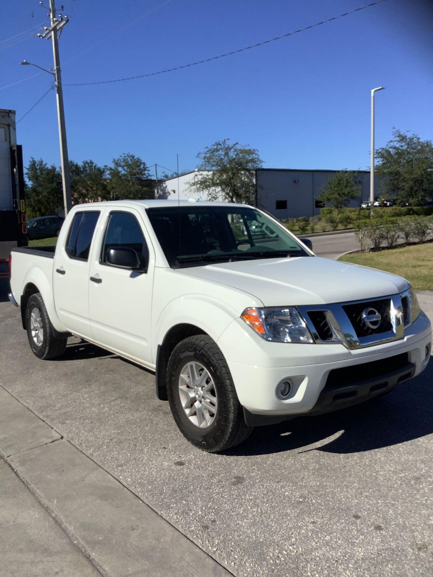 2017 NISSAN FRONTIER PICKUP TRUCK, GAS ENGINE, AUTOMATIC TRANSMISSION, CREW CAB, 4 DOOR, A/C , POWER - Image 2 of 24