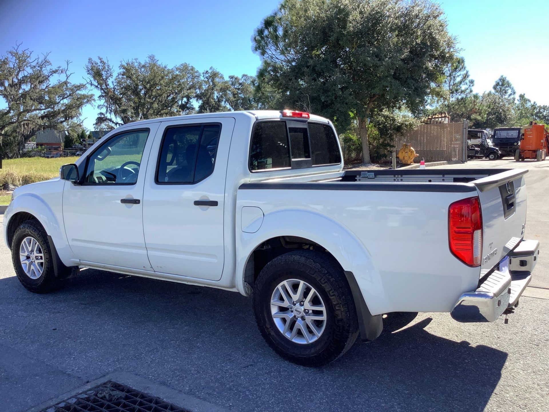 2017 NISSAN FRONTIER PICKUP TRUCK, GAS ENGINE, AUTOMATIC TRANSMISSION, CREW CAB, 4 DOOR, A/C , POWER - Image 10 of 24