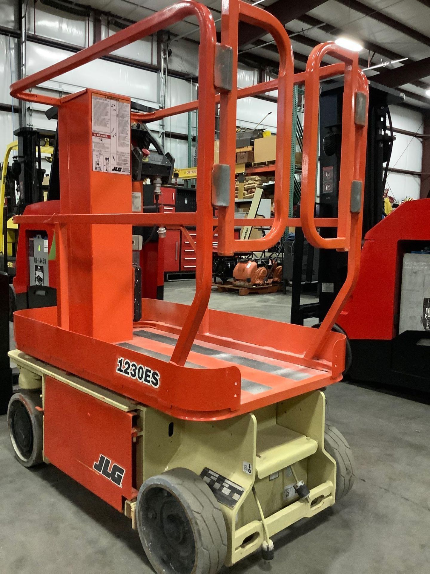 JLG MAN LIFT MODEL 1230ES APPROX MAX WEIGHT 500LBS RUNS & OPERATES - Image 2 of 5