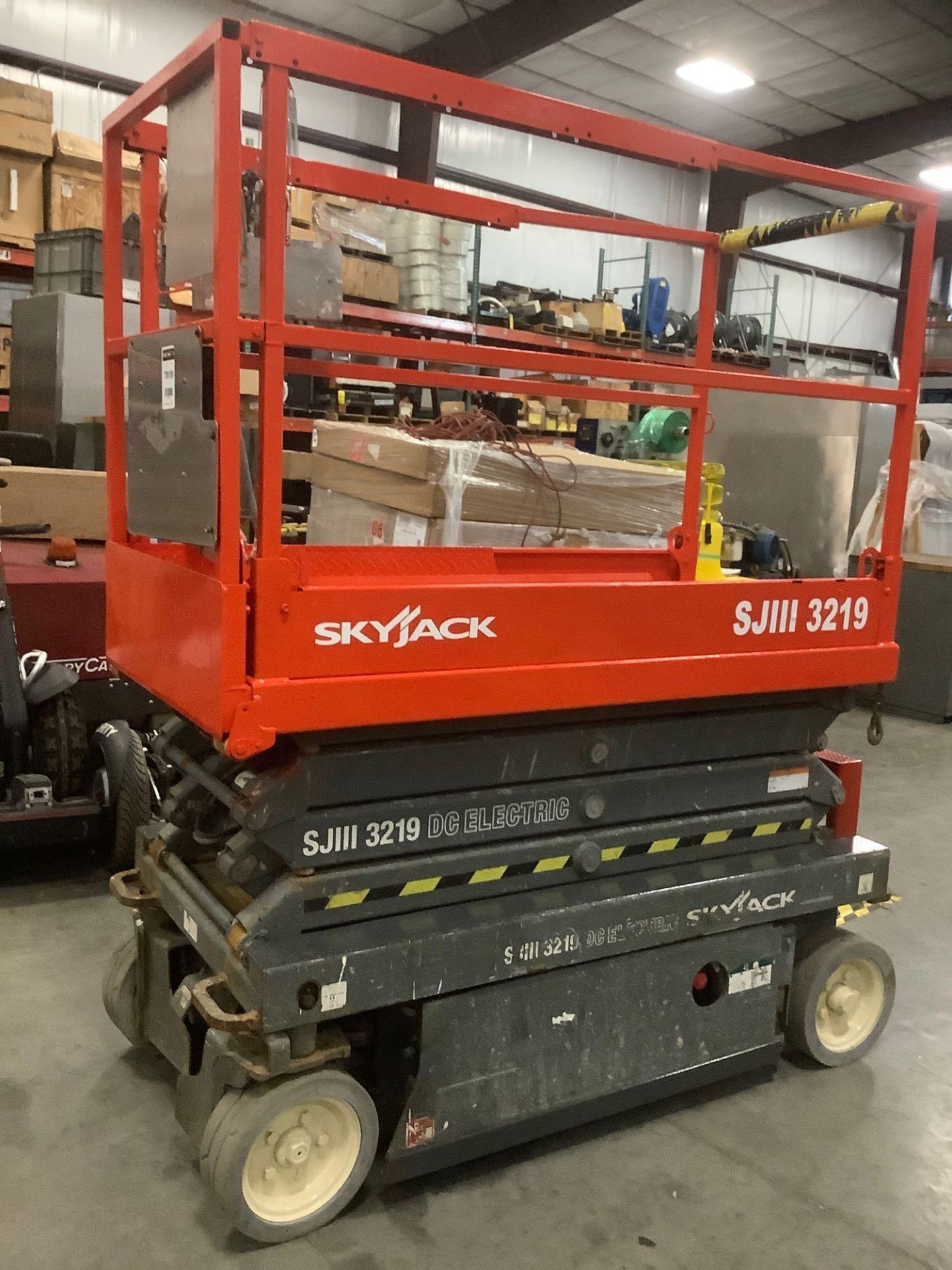 2013 SKYJACK SCISSOR LIFT MODEL SJ III 3219, ELECTRIC, APPROX MAX PLATFORM HEIGHT 19FT, BUILT IN BAT - Image 3 of 14