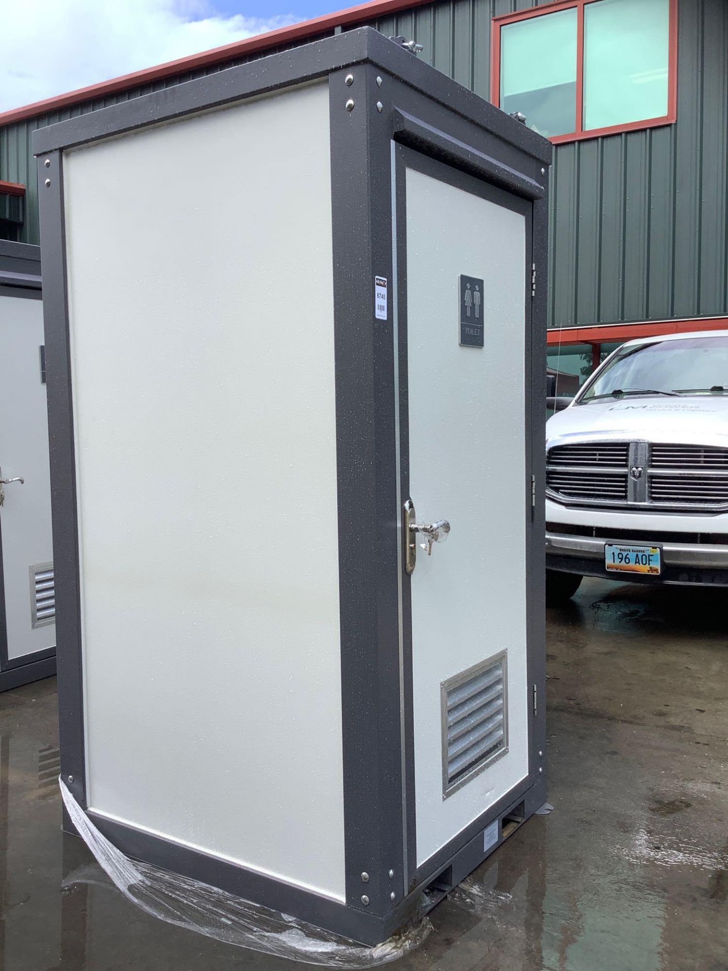 UNUSED PORTABLE SINGLE BATHROOM UNIT, 1 STALL, ELECTRIC & PLUMBING HOOK UP WITH EXTERIOR PLUMBING CO - Image 2 of 7