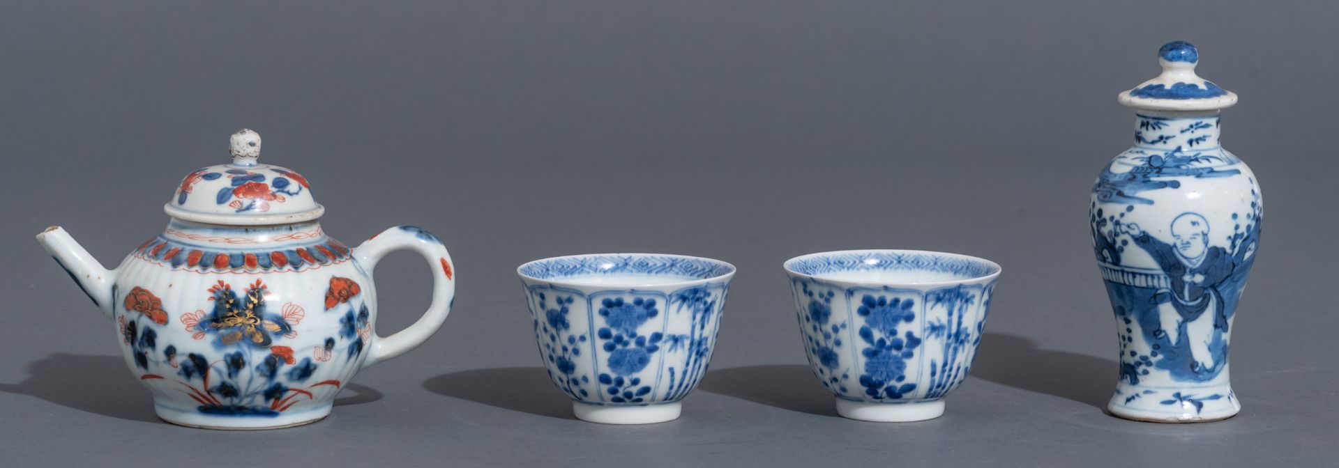 Various Chinese export porcelain items, two blue and white klapmuts bowls and an Imari teapot. Added - Bild 5 aus 42