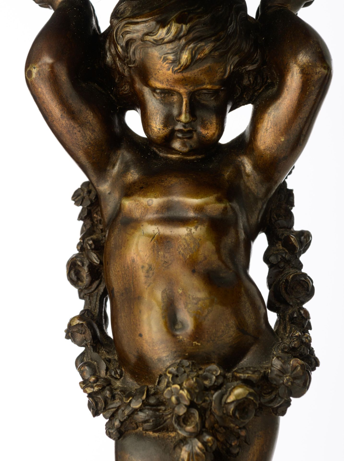 A pair of bronze urns, decorated with putti and garlands, H 40 cm - Image 9 of 11