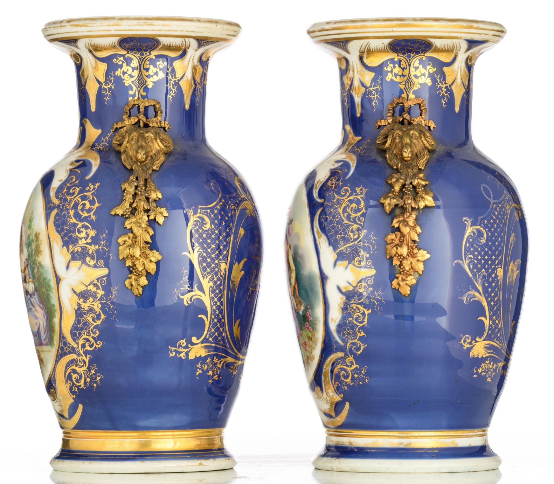 Two French blue ground porcelain vases with bronze mounts, the roundels decorated with gallant scene - Bild 2 aus 11