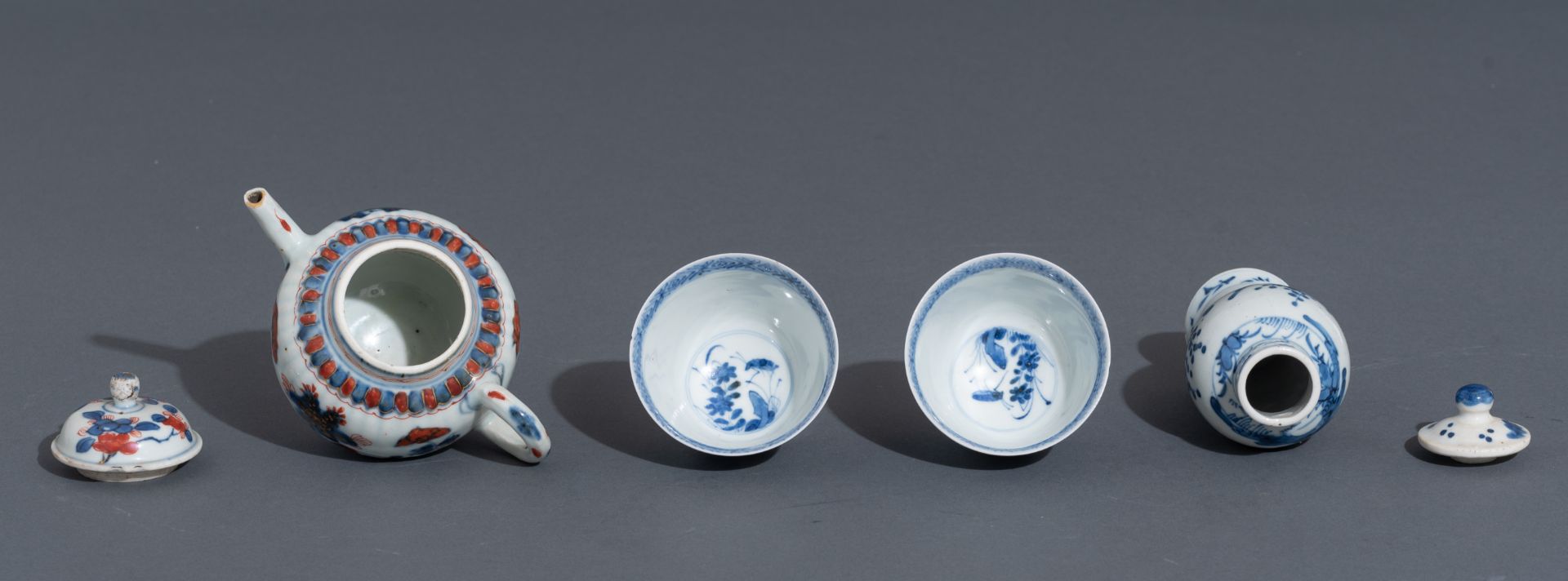 Various Chinese export porcelain items, two blue and white klapmuts bowls and an Imari teapot. Added - Bild 9 aus 42