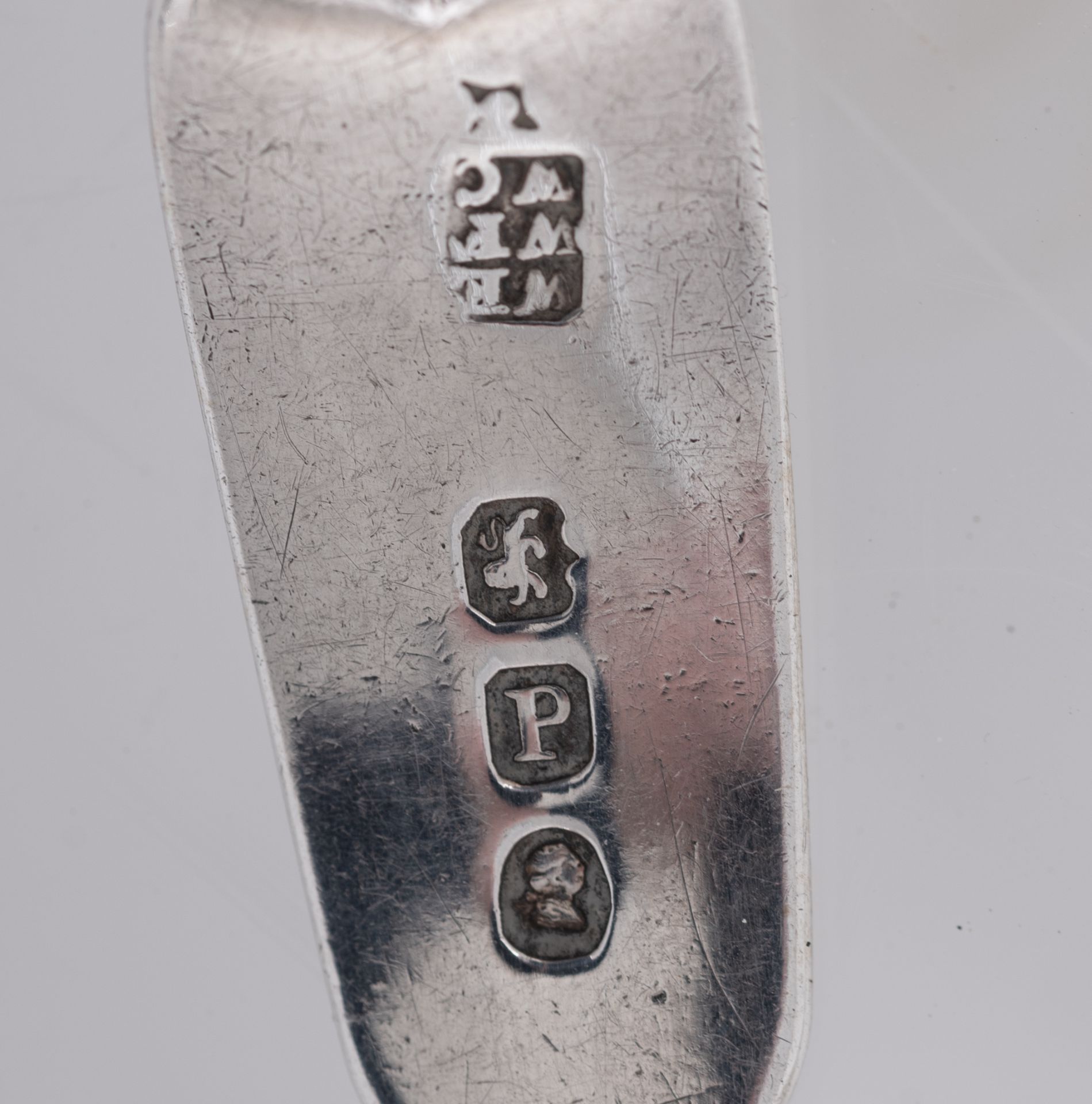 A various collection of English sterling silver spoons, containing: two pair of London hallmarked sa - Image 9 of 14