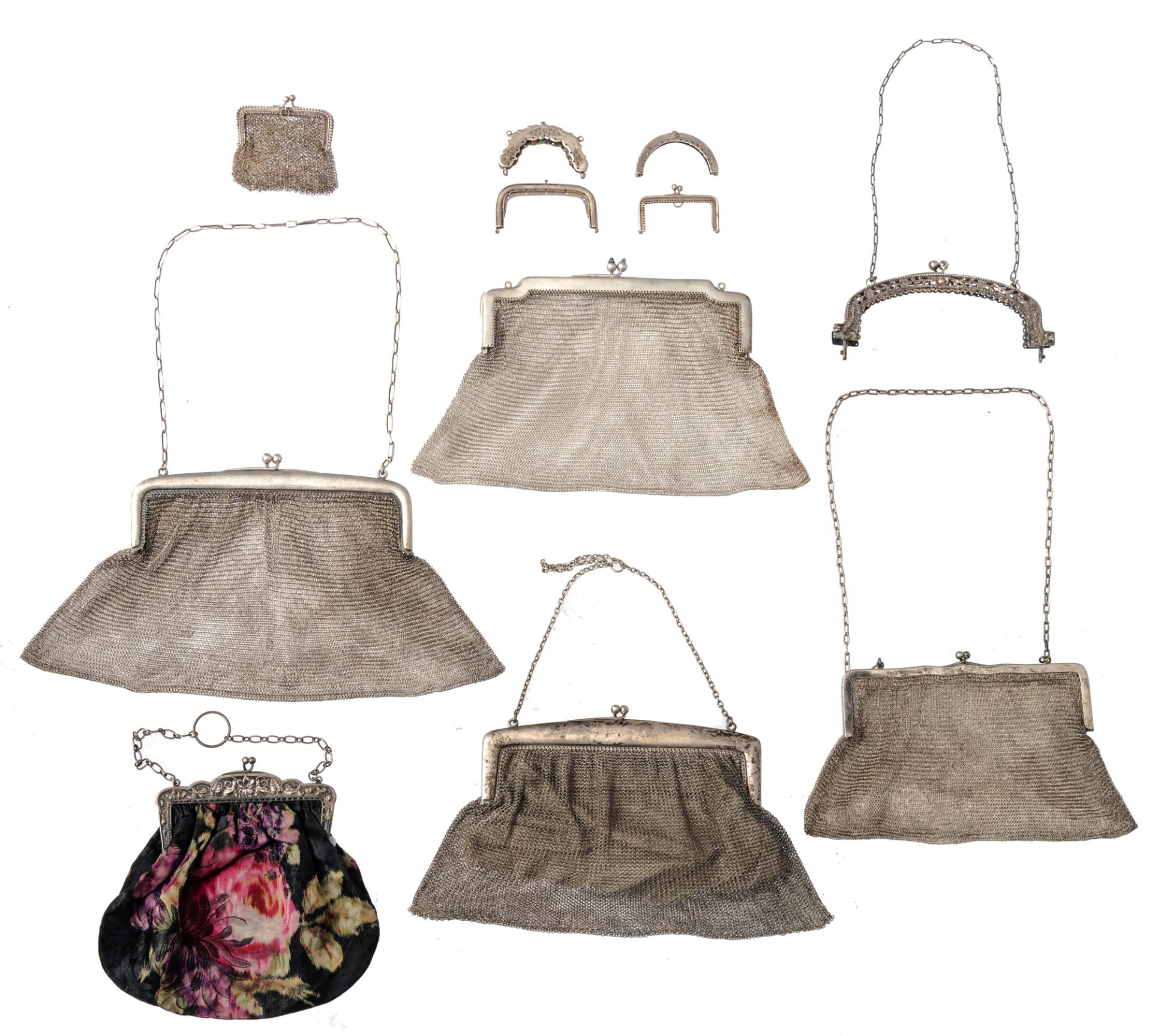 A collection of 13 silver mesh Belle epoque flapper purses and one ditto smaller purse, with various - Image 2 of 32