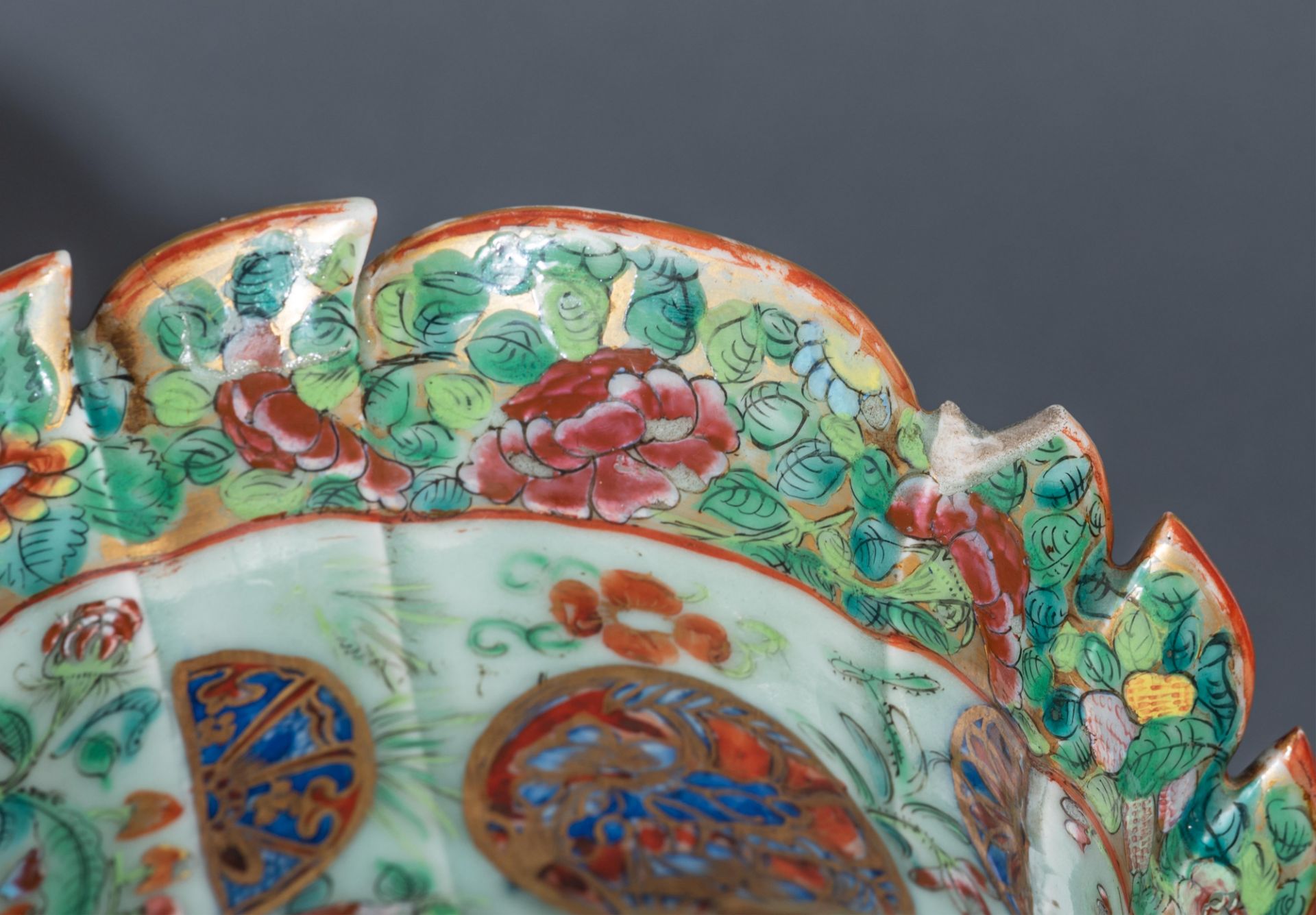 A pair of Chinese Canton famille rose on celadon ground vases, all over decorated with the Eight Imm - Bild 21 aus 21