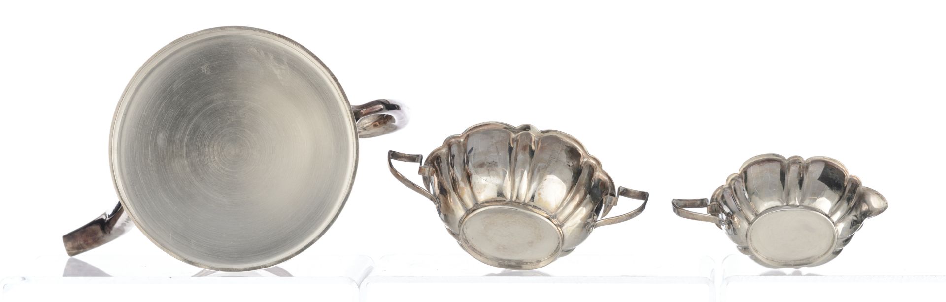 A charming lot of silver-plated tableware consisting of an English Edwardian EPNS double shell-shape - Image 11 of 14